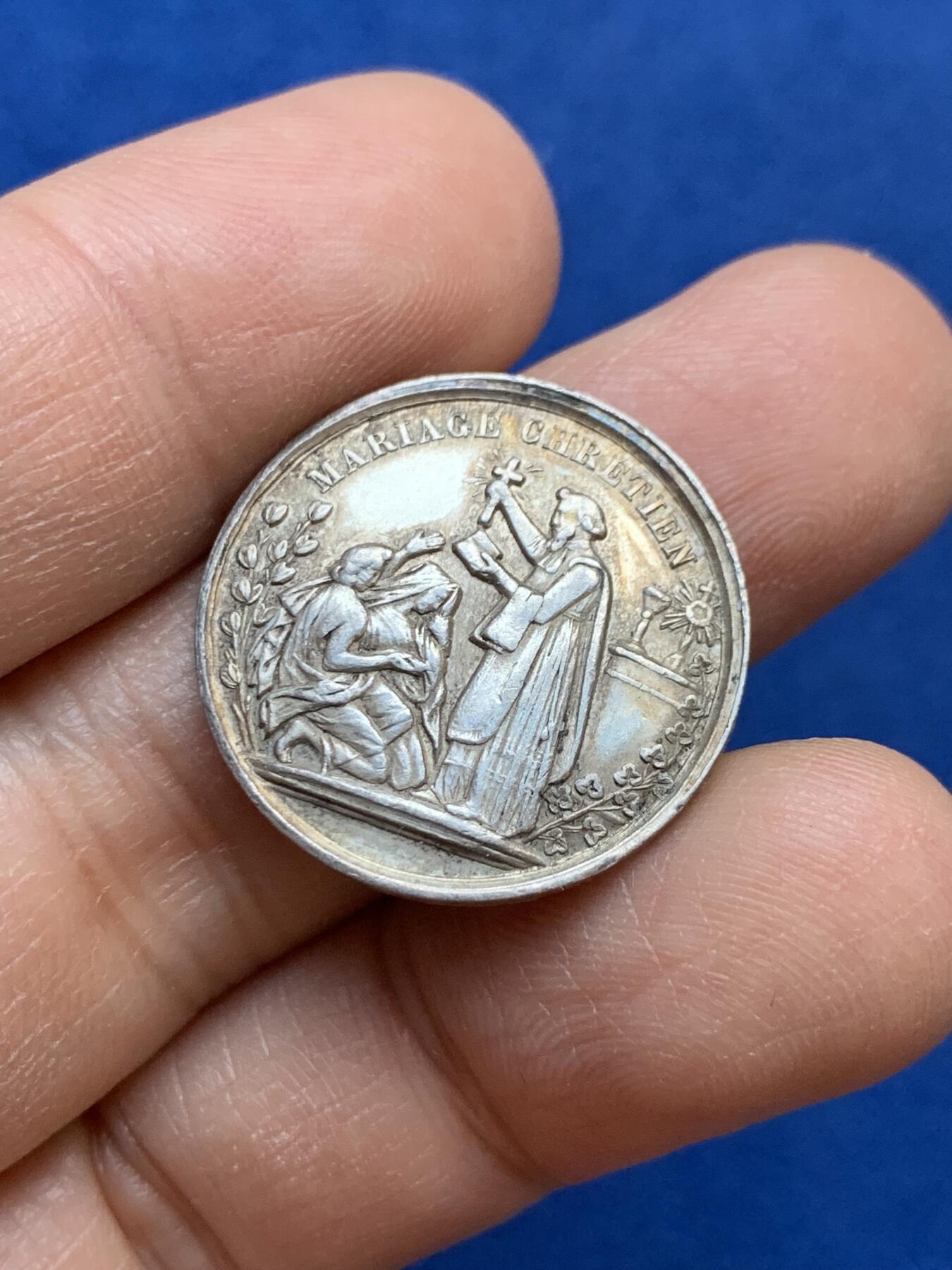 《竞宝斋》第445场 周日，周一，2场连拍 （全场包邮） 法国银质婚章 银标边铭 4.6克 23.7mm 背面无刻字 