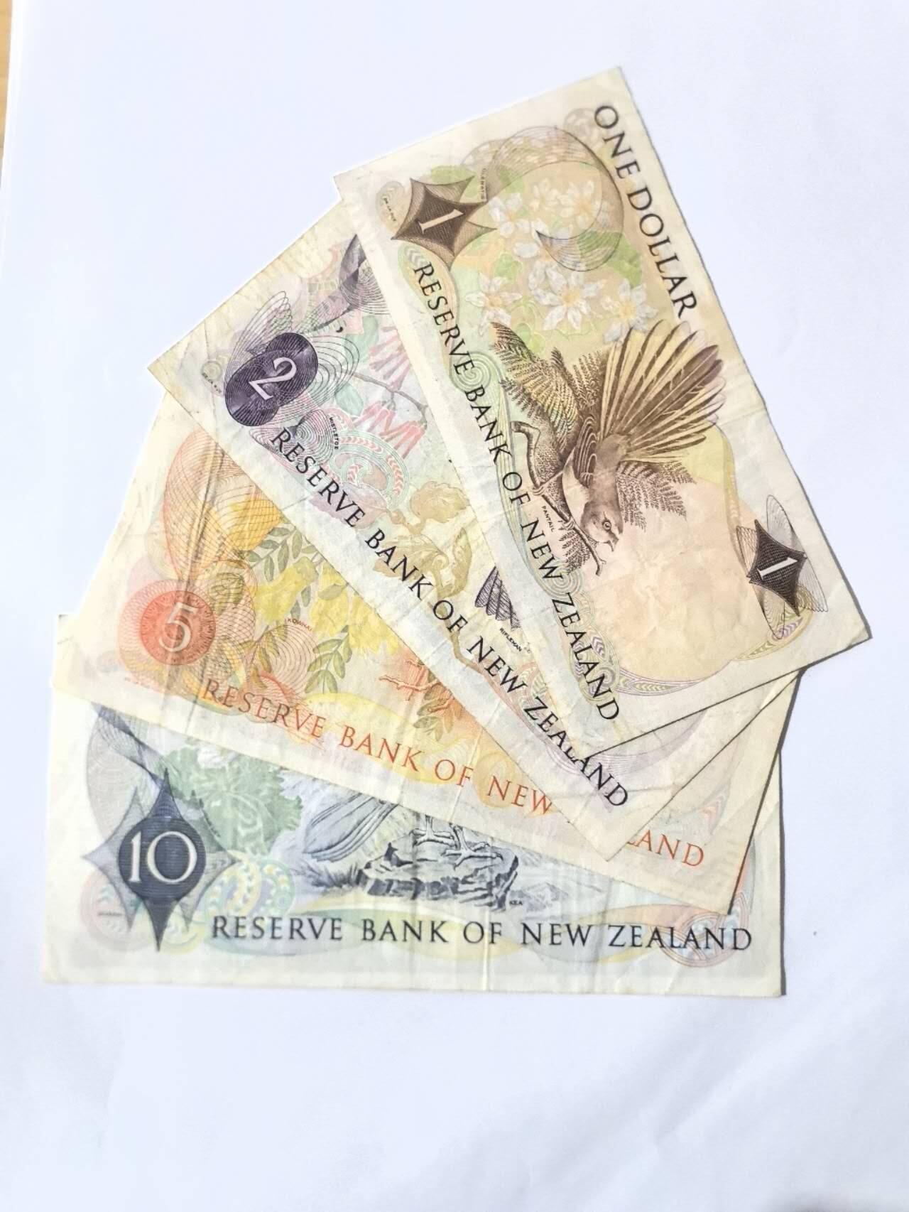 各国外币第101期 新西兰1 2 5 10元四张高冠女王