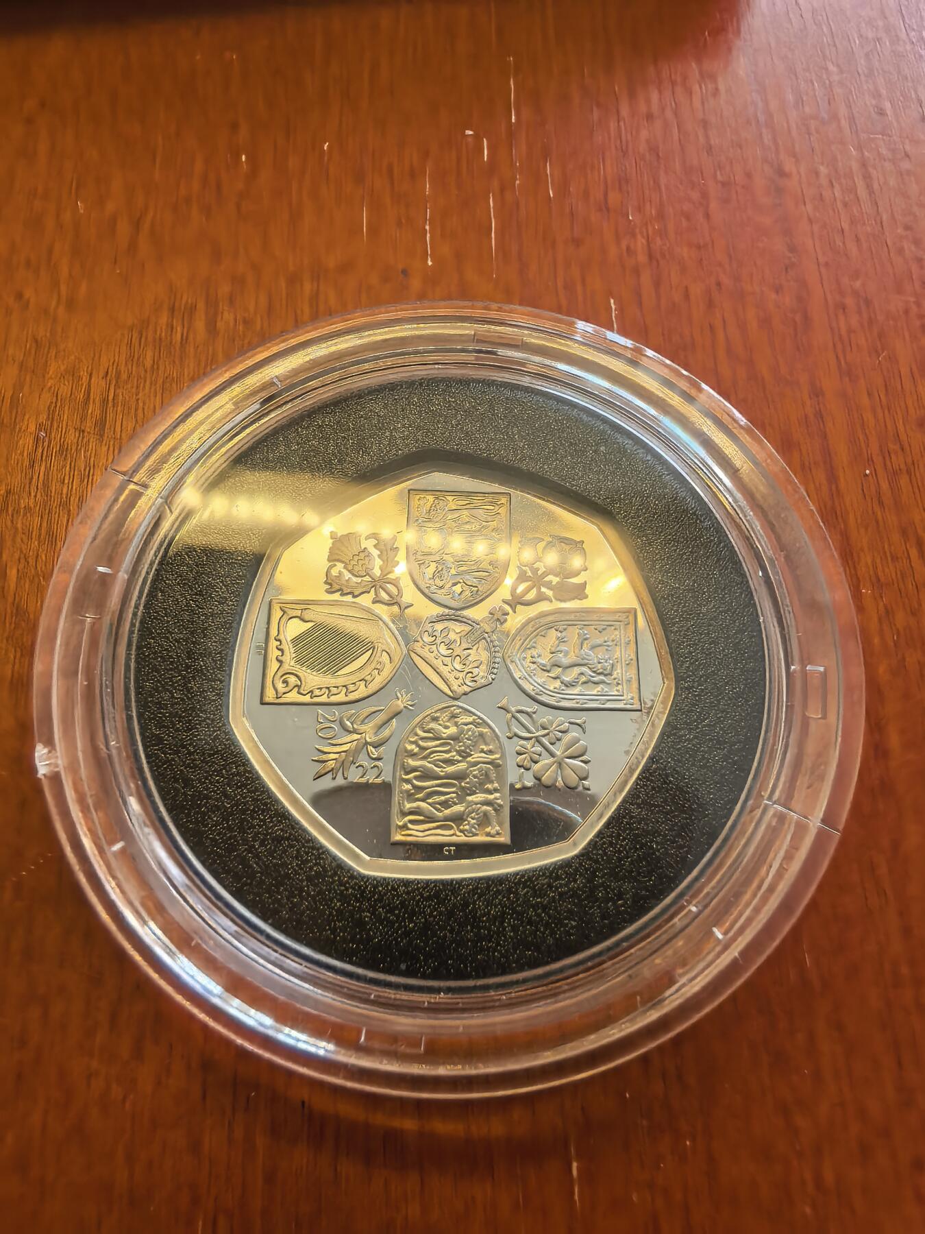 长老汇蛇年精选第八十场拍卖 2022查尔斯三世头像英国50便士精制纪念银币 伊丽莎白登基70周年，70分的eBay 2023年拍卖价1235元，盒证全