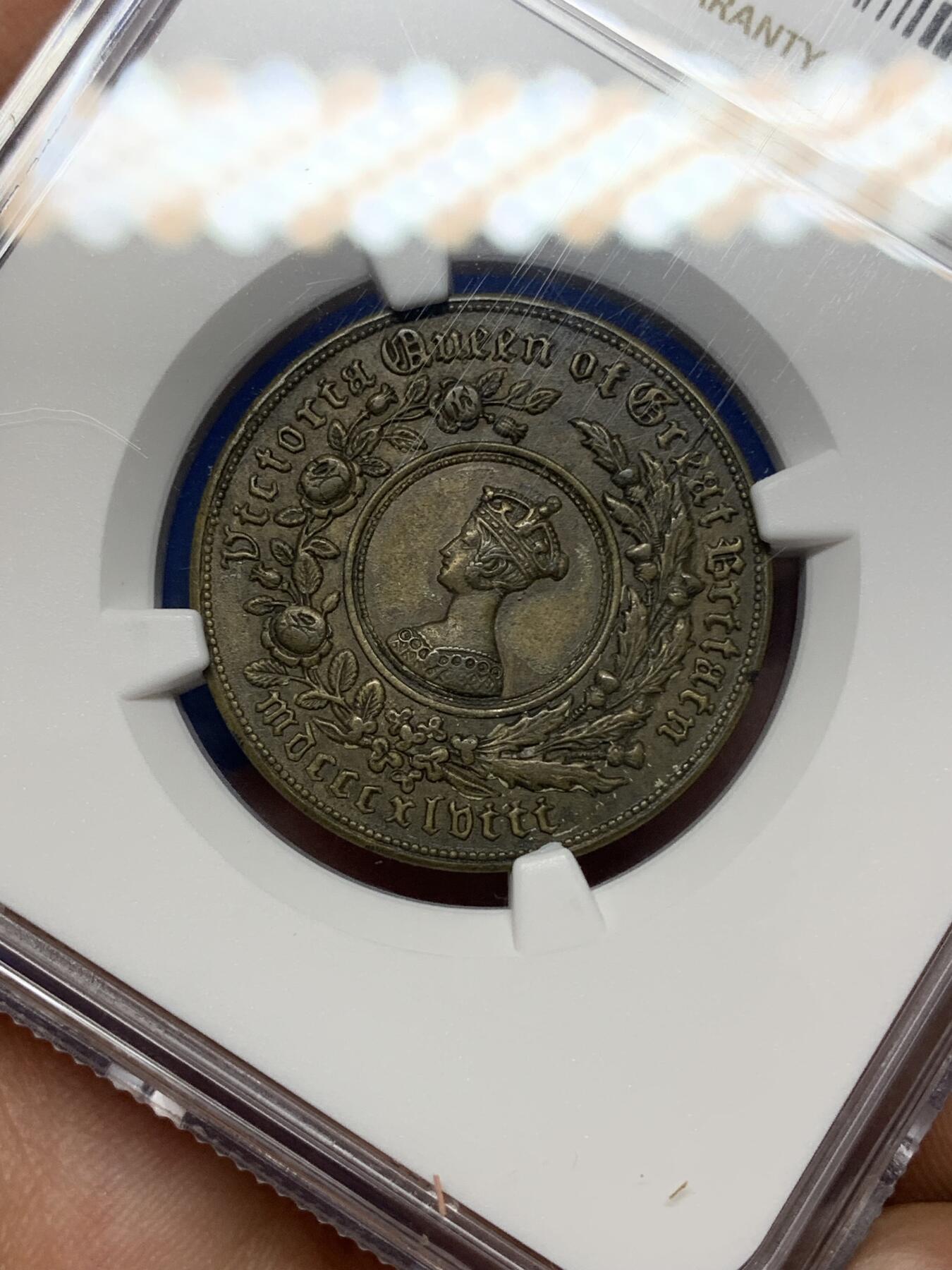 《竞宝斋》第445场 周日，周一，2场连拍 （全场包邮） NGC AUD 英国 1848年 双色克朗 少见X-23型 无签字 + 铜制外圈版 国内罕见 细节见图