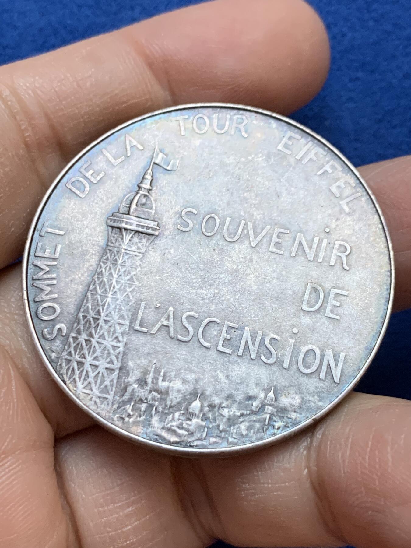 《竞宝斋》第445场 周日，周一，2场连拍 （全场包邮） 登顶埃菲尔铁塔之巅镀银纪念铜章 28.4克 41.2mm 铜标边铭