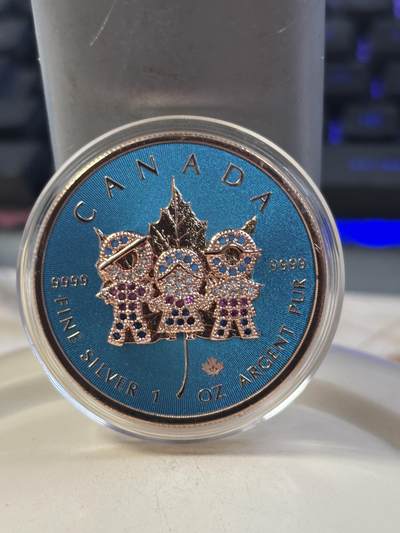 第185期拍卖 - 加拿大2019年枫叶系列家庭日镶嵌皓石彩银币，有瑕疵，9999银，发行500枚