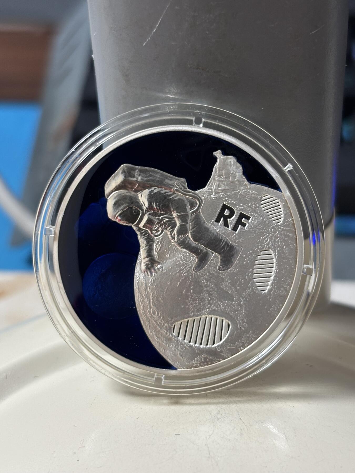 第185期拍卖 法国2019年人类登月50周年镶嵌特殊物质银币，金属:900银+特殊彩色物质，重量:17.3克+17.9克，直径:38毫米，发行：5000枚