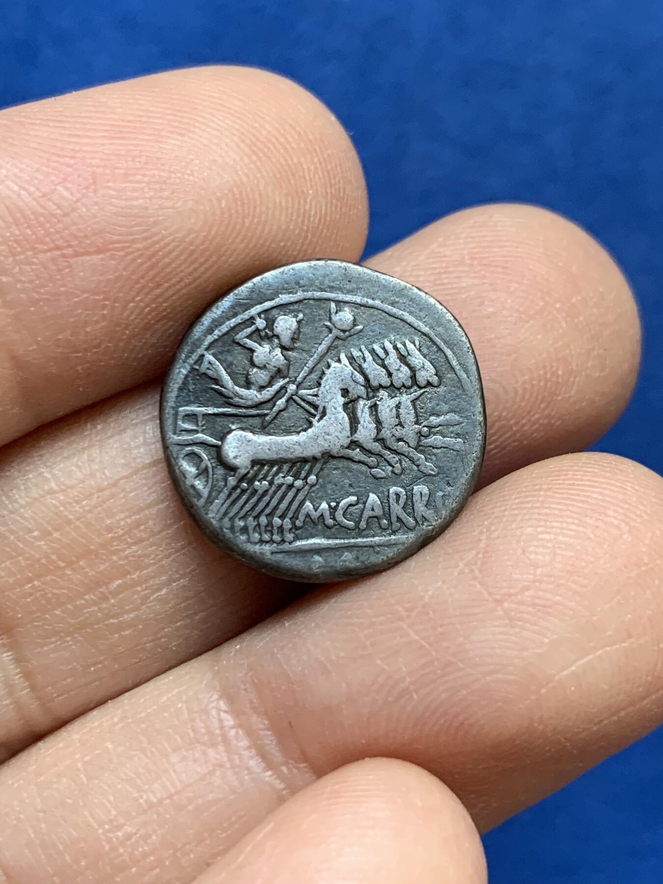 《竞宝斋》第445场 周日，周一，2场连拍 （全场包邮） 古罗马银币一枚 罗马城守护女神和胜利女神驾驭四马车打制币 3.75克 打制不错 细节见图