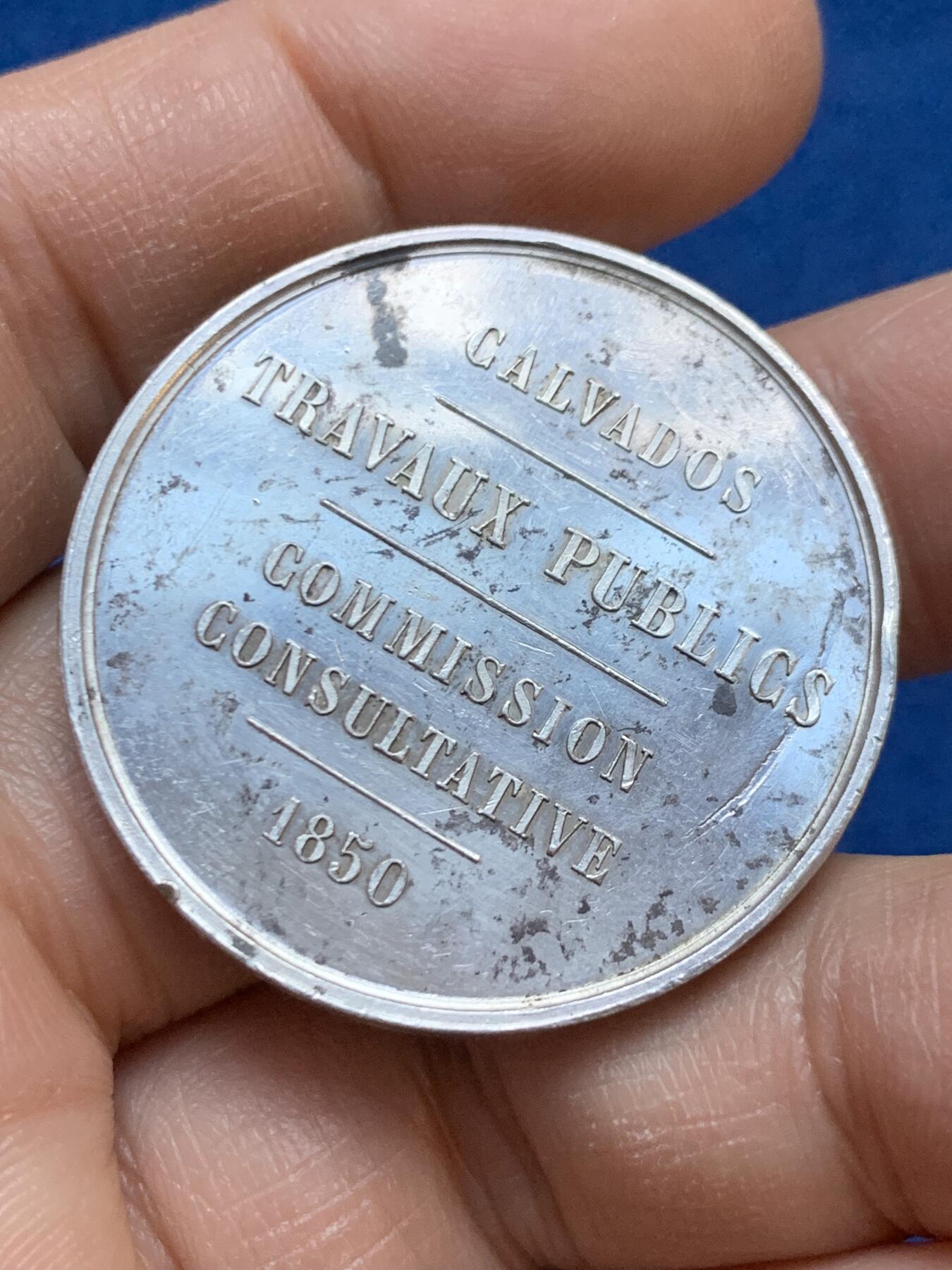 《竞宝斋》第445场 周日，周一，2场连拍 （全场包邮） 法国1850年卡尔瓦多斯公共工程咨询委员会纪念银章 蜜蜂银标 20.55克 35.6mm