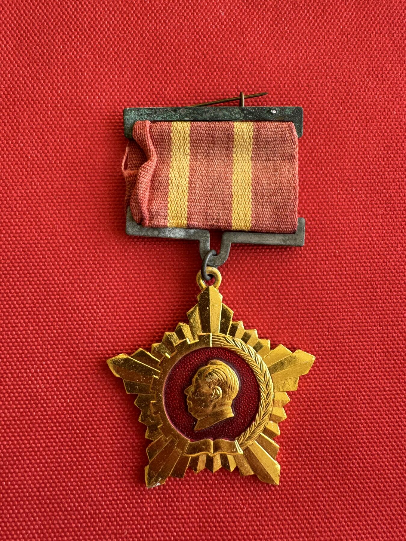 五哥徽章群   9号周二晚上八点4群联拍 铝章