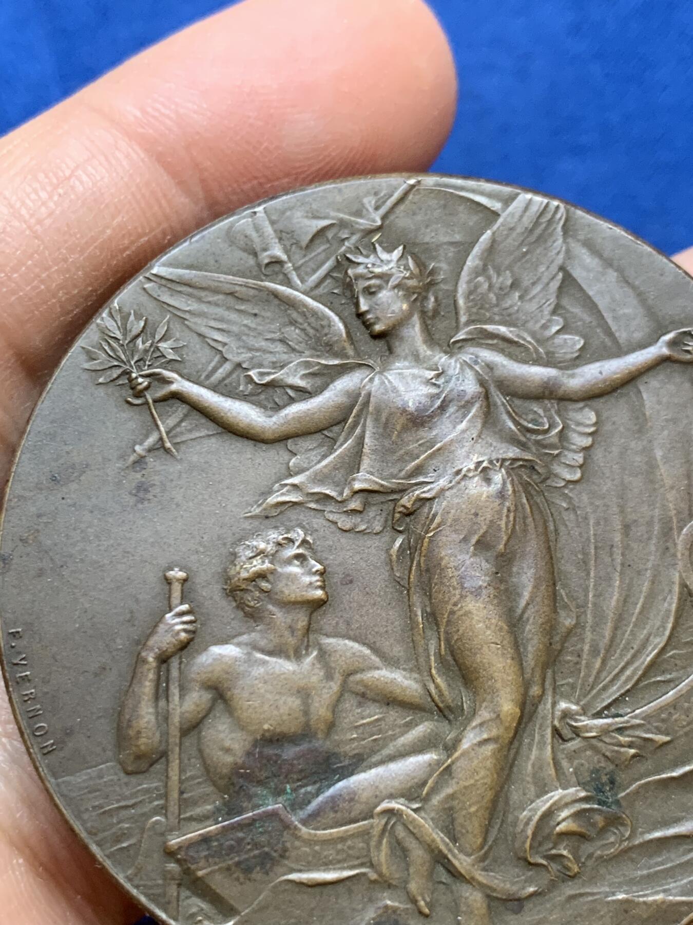 《竞宝斋》第445场 周日，周一，2场连拍 （全场包邮） 法国1898年游艇俱乐部纪念铜章，由雕刻家F. Vernon创作，64.75克，50mm，丰饶角铜标。