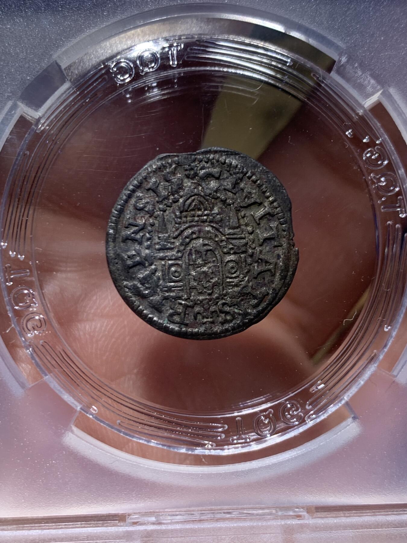 《竞宝斋》第445场 周日，周一，2场连拍 （全场包邮） TQG XFD 利沃尼亚骑士团（宝剑骑士团） 里加自由城 1577年 1先令 银币 骑士团银币 400多年前的钱币 细节良好 背面城堡图清晰可见 少见品种