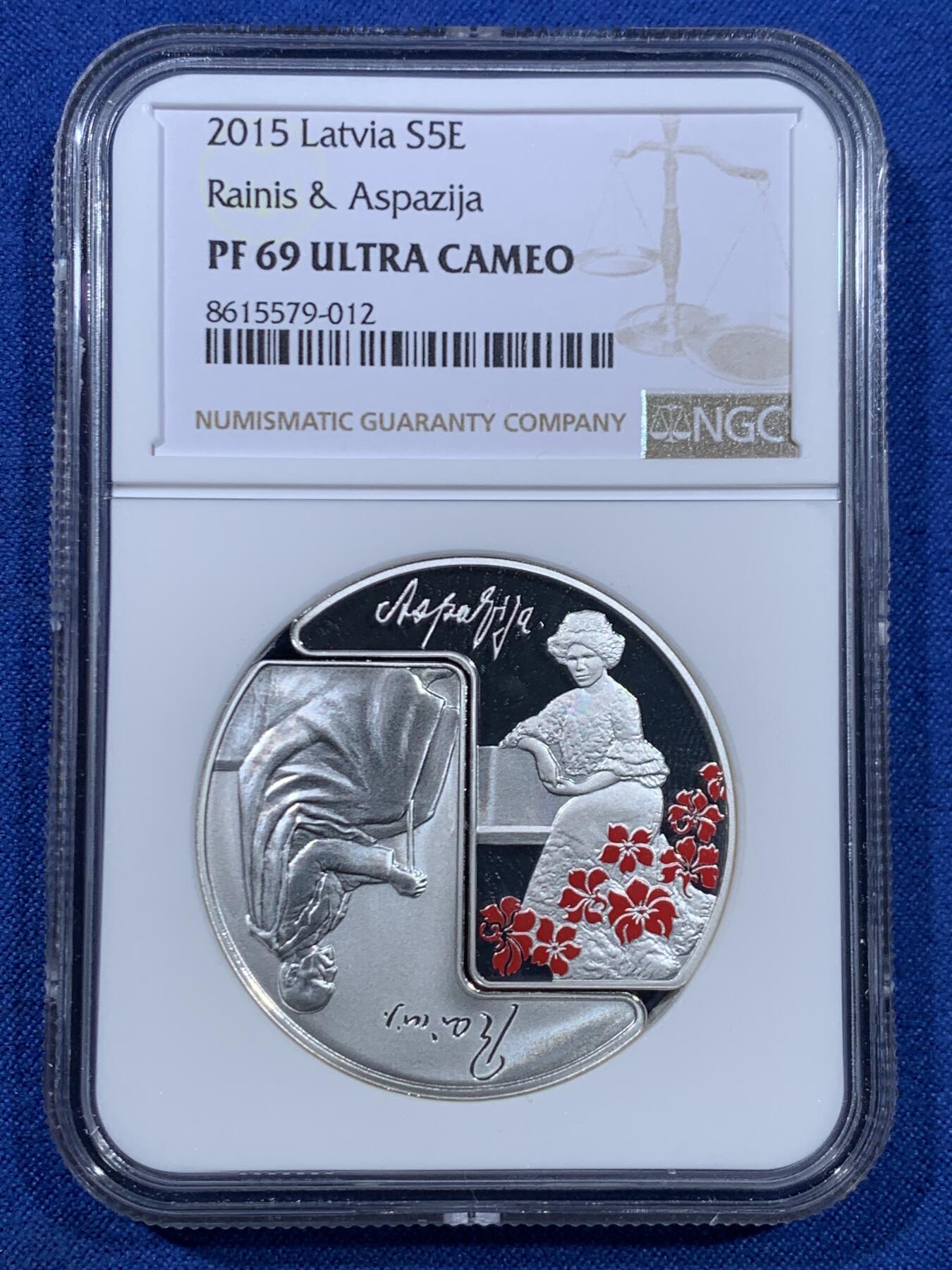 《竞宝斋》第445场 周日，周一，2场连拍 （全场包邮） 获奖币 NGC PF69UC 拉脱维亚2015年瑞尼斯和阿斯帕齐亚诞辰150周年5欧元精制纪念银币（31.47克重，925银，盒证齐全，发行量7千枚）荣膺2016年硬币之星独特概念奖第一名（银币采取了对称组合不同工艺处理手段，一半采取反向精制工艺，另一枚则采取精制工艺，正反两面均有其个人肖像及代表著作言论雕刻，属于双主题压铸手法）