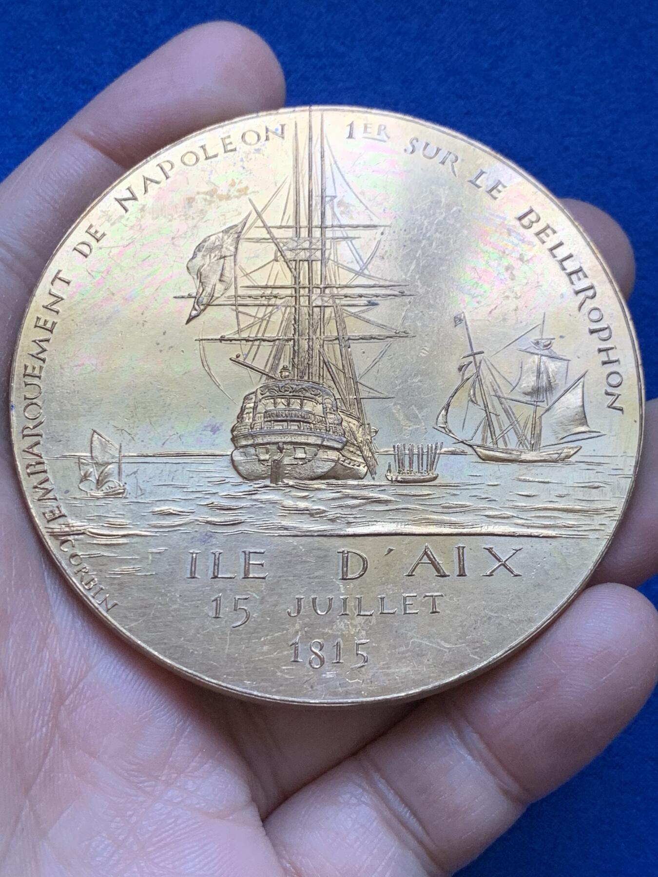 《竞宝斋》第445场 周日，周一，2场连拍 （全场包邮） 法国“1815年拿破仑向英国贝勒罗丰号战舰投降”镀金大铜章 直径69.2mm 重量140.9g 丰饶角铜标