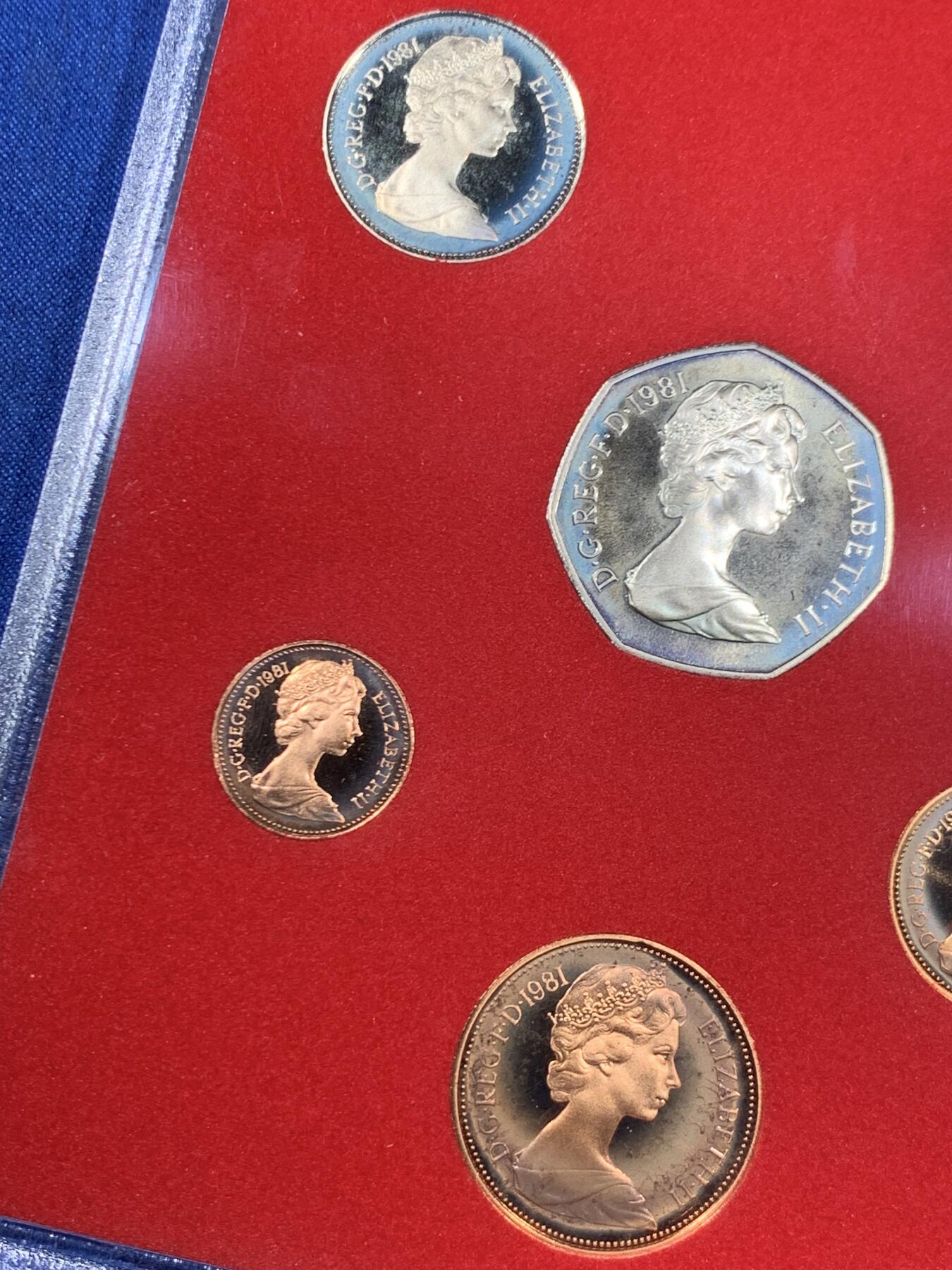 《竞宝斋》第445场 周日，周一，2场连拍 （全场包邮） 英国1981年精制套币 6枚币和1枚章 少见 状态很美