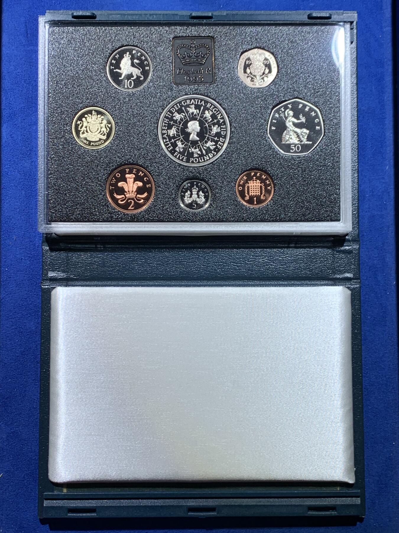 《竞宝斋》第445场 周日，周一，2场连拍 （全场包邮） 英国1993年精制套币，带5英镑克朗精制纪念币，盒证齐全，品相好，漂亮蓝色盒。