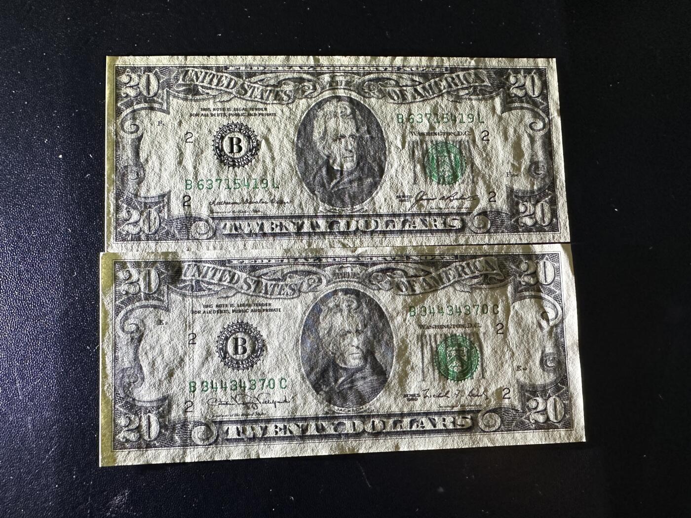 《外钞收藏家》第五百九十二期（精选场）（本平台长期征集拍品、欢迎藏友们联系合作） 1985和90年美国小头版20美元2张一起 AU+/UNC-