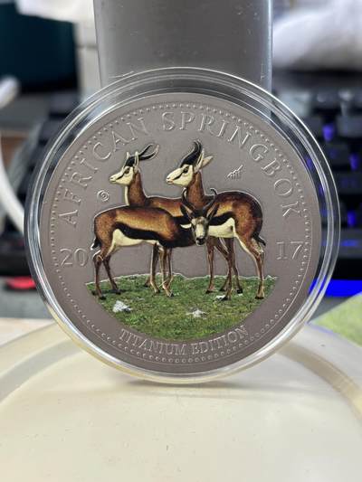 第185期拍卖 - 加纳2017非洲动物跳羚羊1盎司60毫米纪念彩钛币原盒证书，发行1999枚