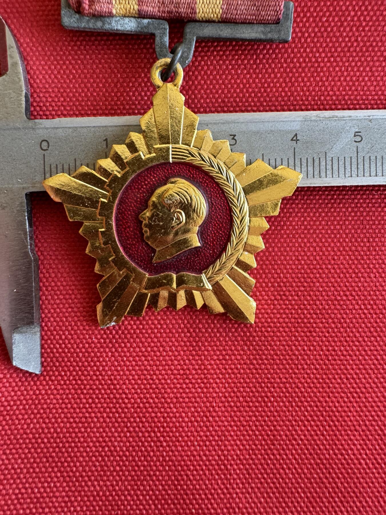 五哥徽章群   9号周二晚上八点4群联拍 铝章