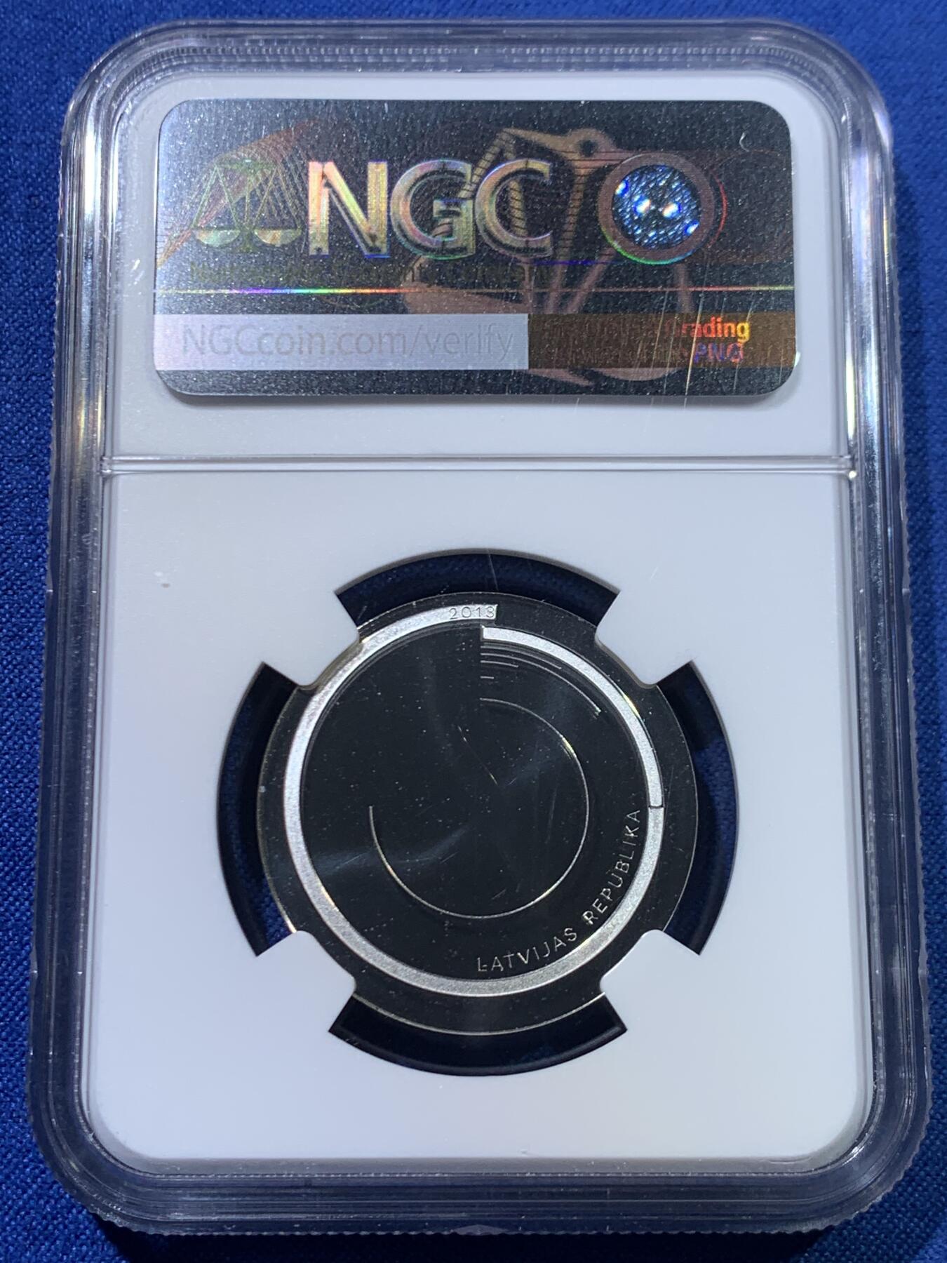 《竞宝斋》第445场 周日，周一，2场连拍 （全场包邮） 获奖币 NGC PF68UC 拉脱维亚2013年时光365精制纪念银币-1拉特（16.4克重，925银，盒证齐全，发行量5千枚）荣膺2014年硬币之星独特概念奖第一名，方寸厘米之间非常巧妙地诠释了分秒时周月和年的逻辑关系，值得把玩和品味的一枚匠心之作！