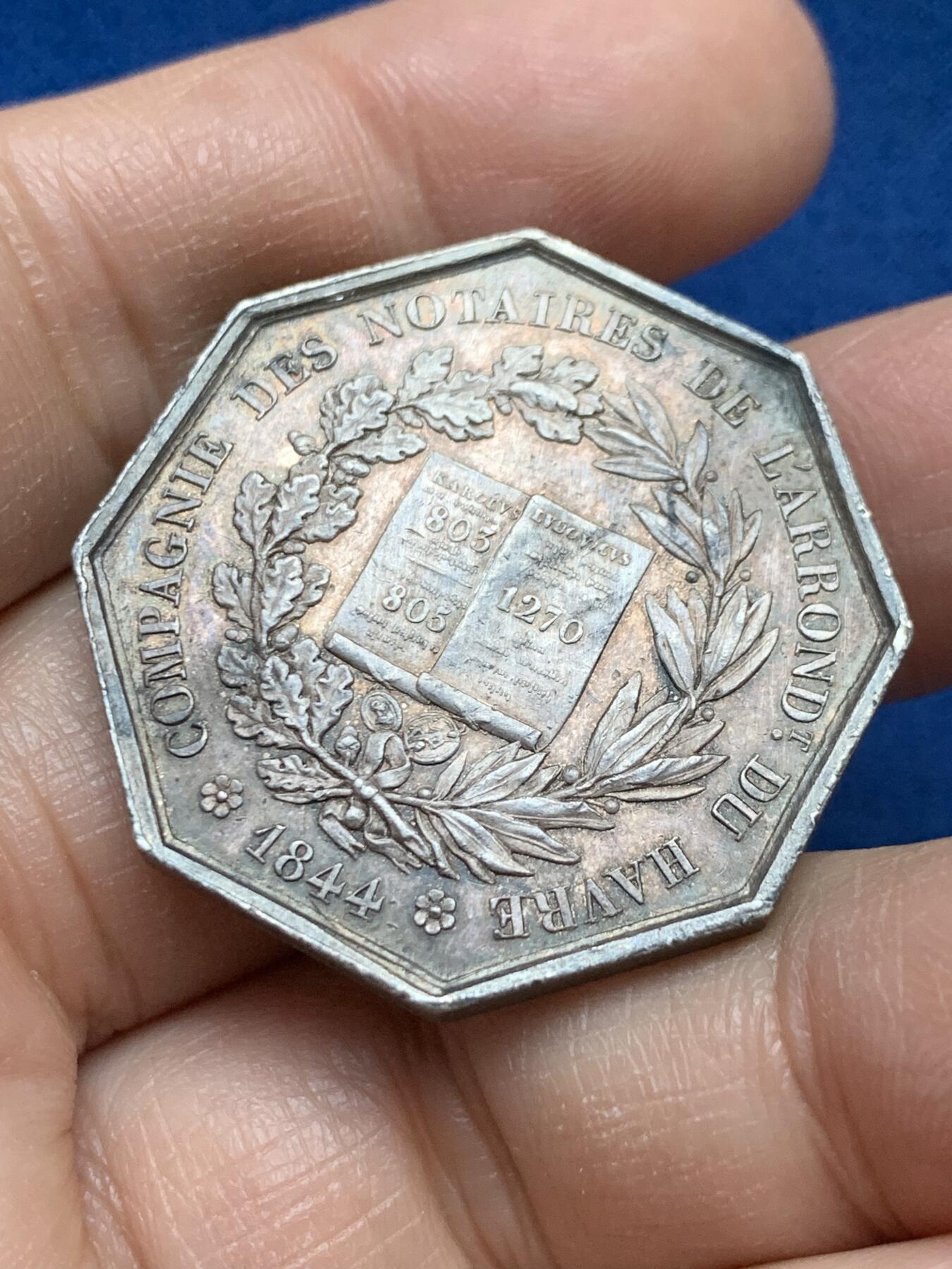 《竞宝斋》第445场 周日，周一，2场连拍 （全场包邮） 法国1844年勒阿弗尔公证人工会八角银质代币 手指银标 20.75克 33.8mm