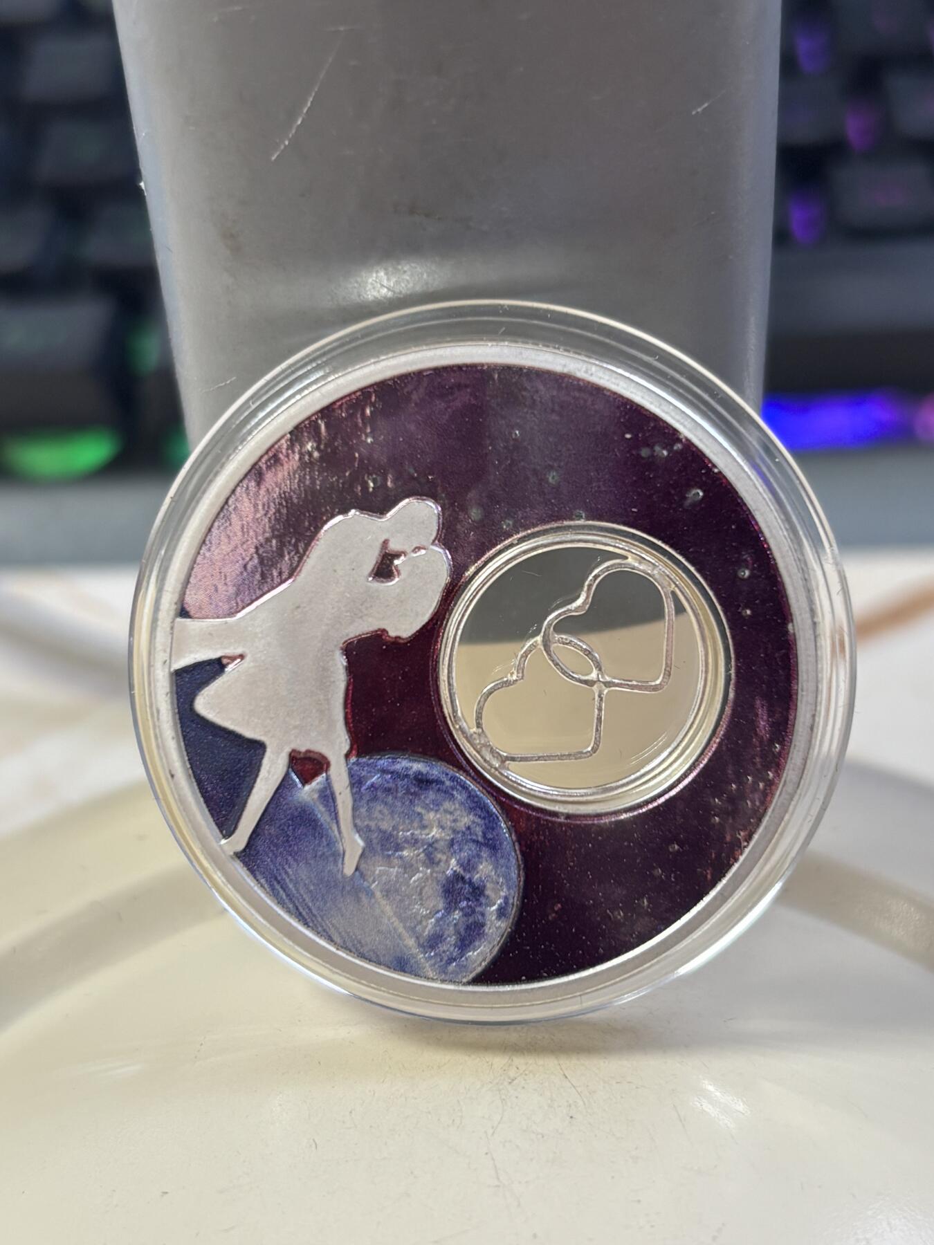 第185期拍卖 纽埃2018年爱情系列月光舞者1盎司彩色纪念银币，999银，发行1000枚