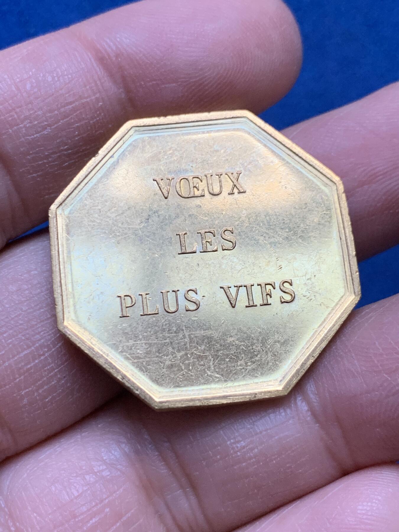 《竞宝斋》第445场 周日，周一，2场连拍 （全场包邮） 法国1967年星座“宝瓶座”《最热烈的渴望》铜镀金八角章 13.4克 31.5mm 丰饶角BRONZE