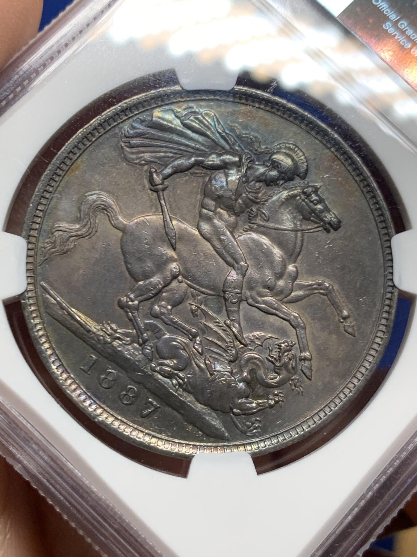 《竞宝斋》第445场 周日，周一，2场连拍 （全场包邮） NGC UNCD 1887年英国维多利亚高冠马剑1克朗大银币，双面靓丽包浆包浆，可惜没有分数，NGC评级清洗。