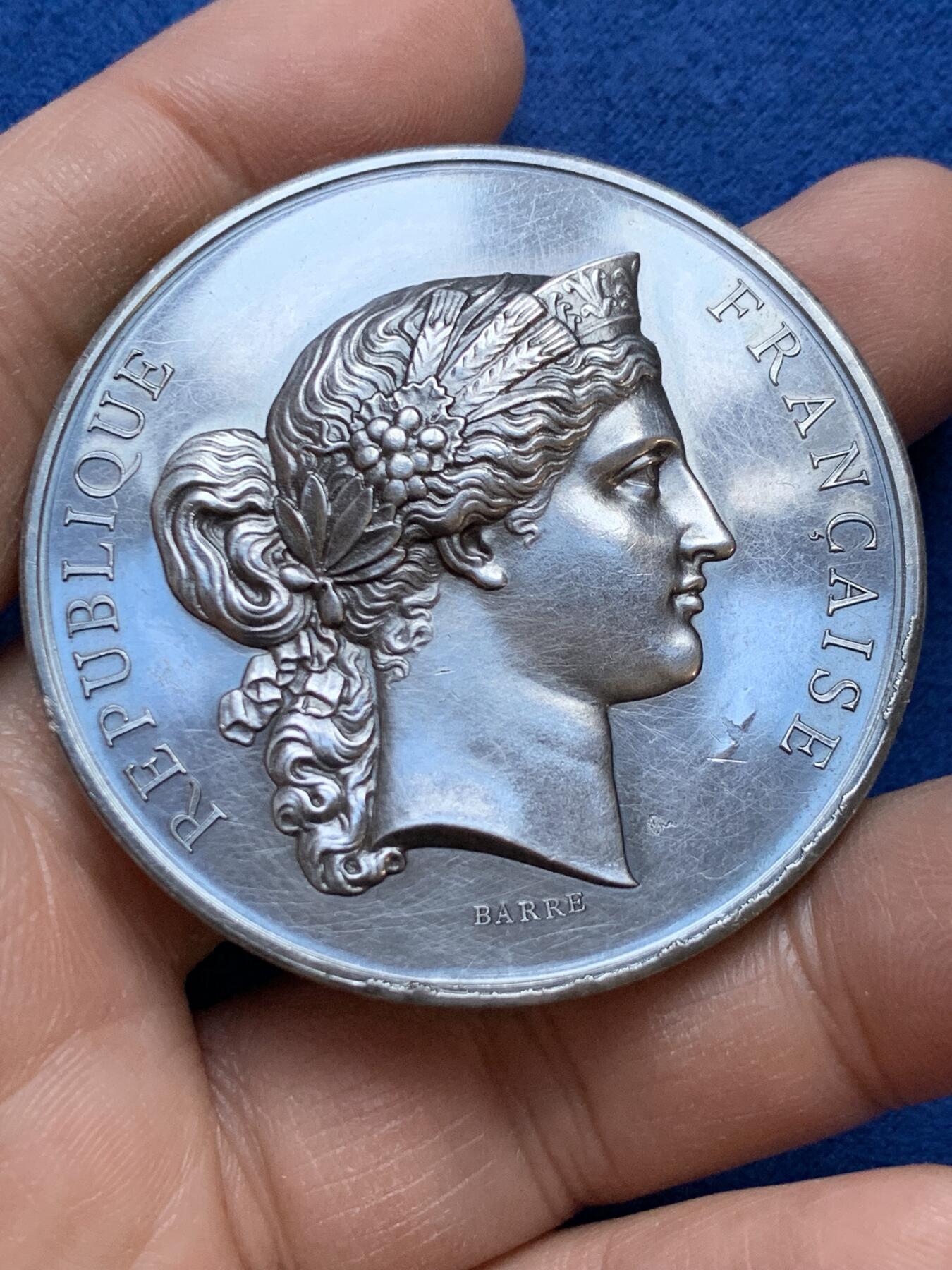 《竞宝斋》第445场 周日，周一，2场连拍 （全场包邮） 1874年法国农业区域竞赛评审委员纪念大银章 65.1克 50.5mm 蜜蜂银标 好品