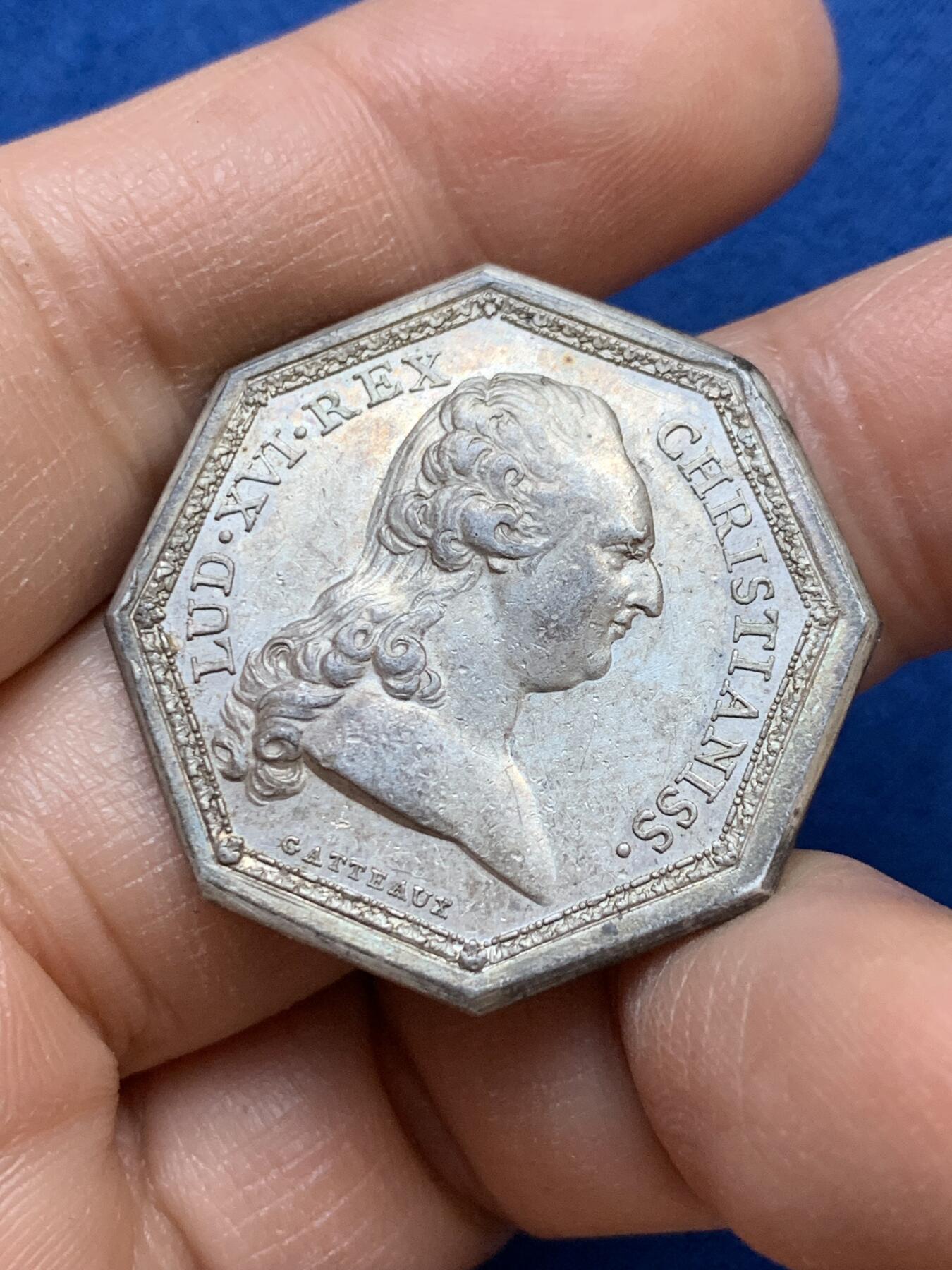 《竞宝斋》第445场 周日，周一，2场连拍 （全场包邮） 法国17XX年路易十六皇家宝藏八角银质代币，背面花纹组成皇家纹章，原铸无边铭，31.5mm，12.15克