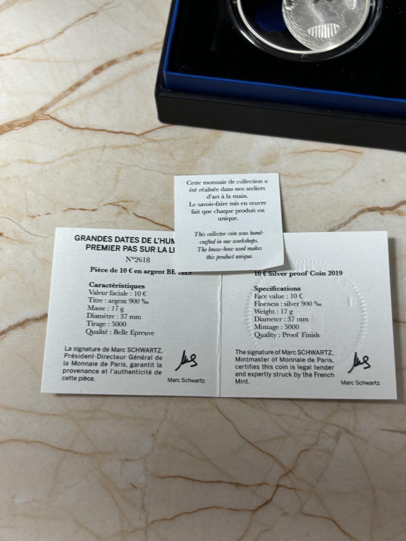 第185期拍卖 法国2019年人类登月50周年镶嵌特殊物质银币，金属:900银+特殊彩色物质，重量:17.3克+17.9克，直径:38毫米，发行：5000枚