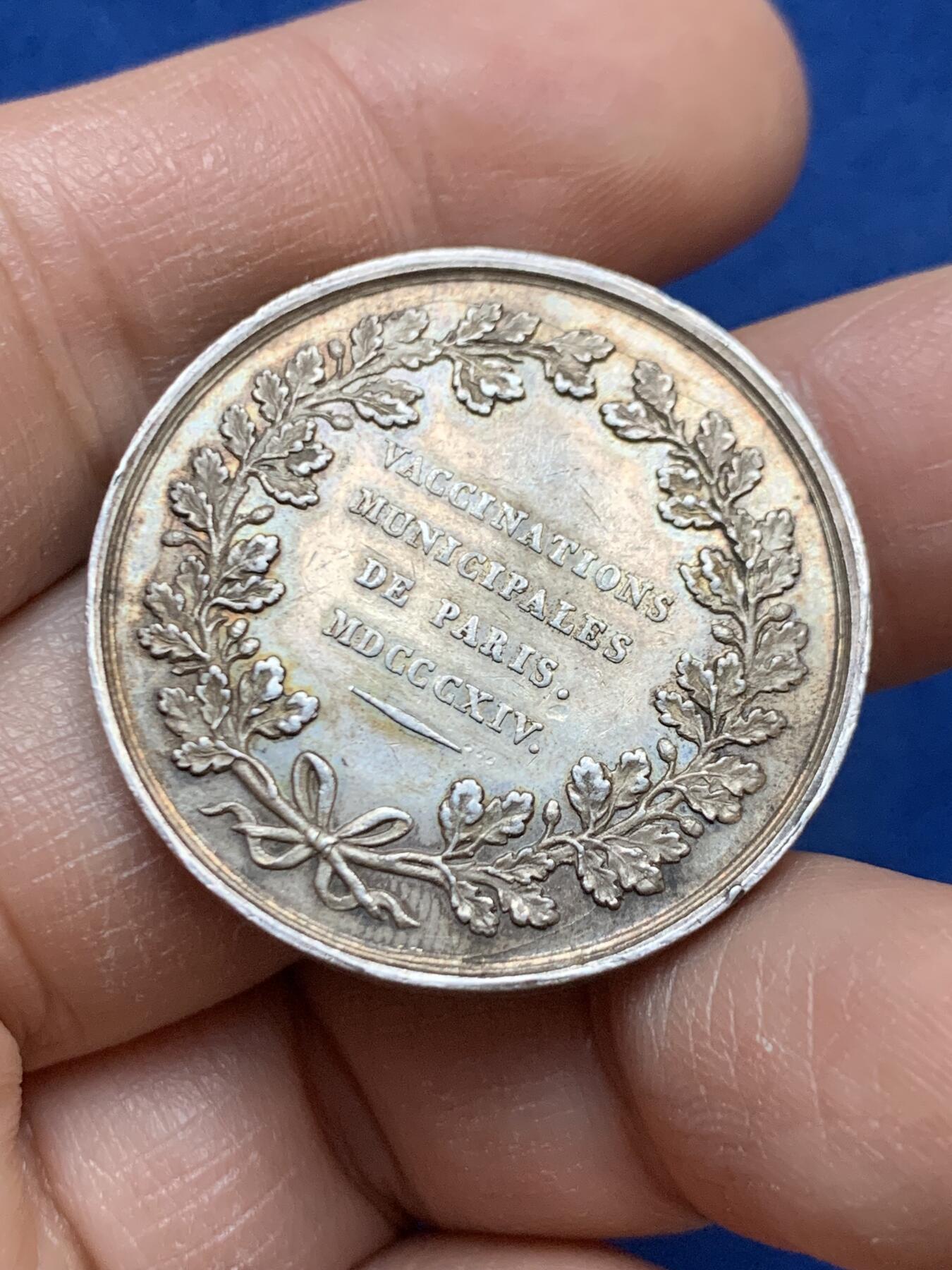 《竞宝斋》第445场 周日，周一，2场连拍 （全场包邮） 法国巴黎疫苗接种银质代币 神灯边铭 13.05克 32.3mm