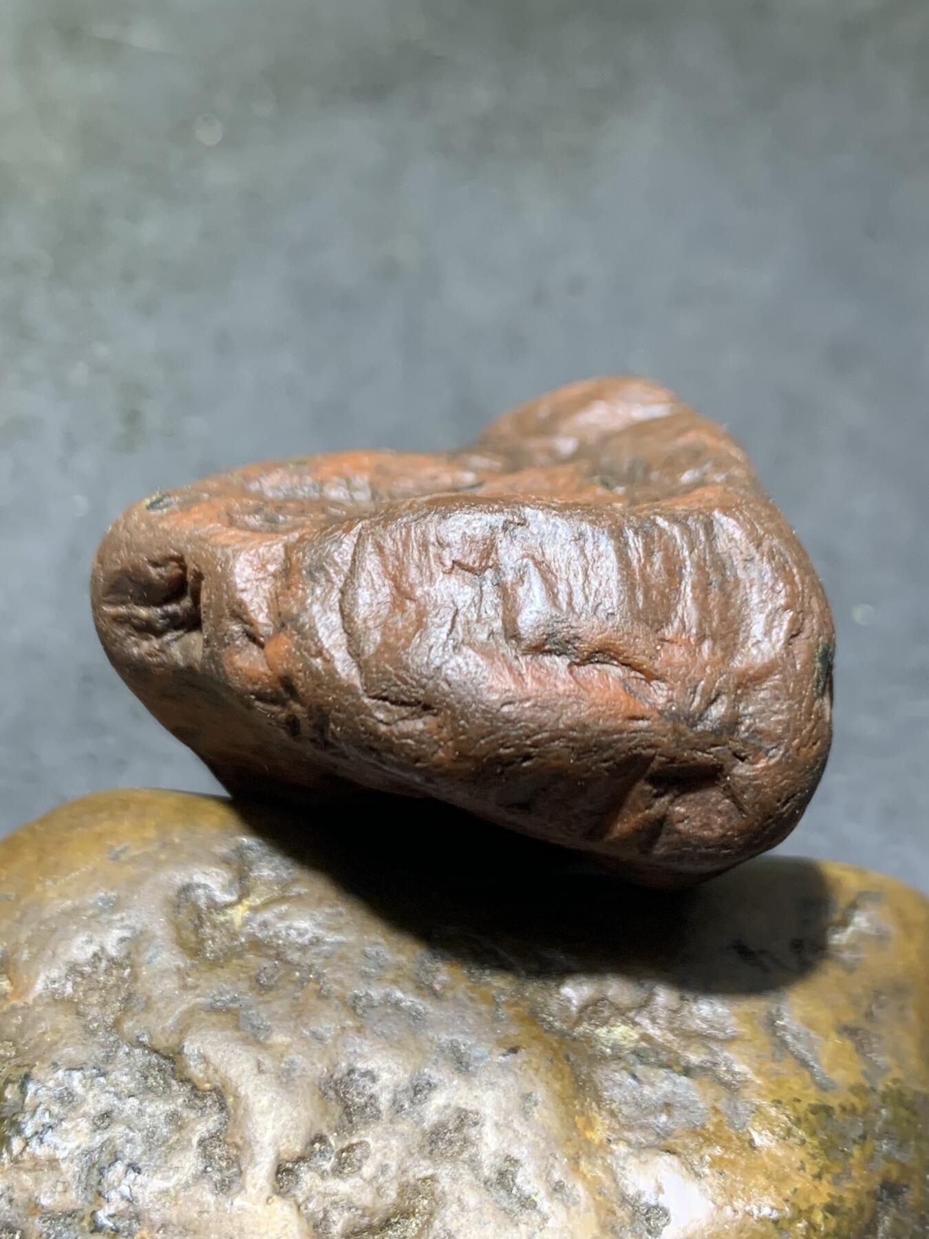 精美川料铁红皮开窗料实肉南红玛瑙原石一颗，