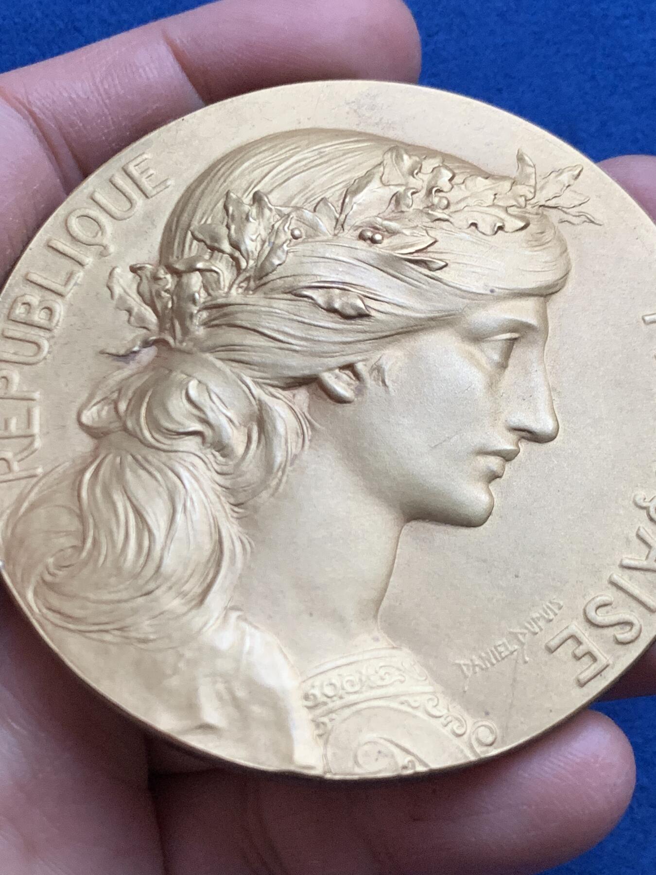 《竞宝斋》第445场 周日，周一，2场连拍 （全场包邮） 名家名作 法国玛丽安娜女神马赛大慈善机构代表处镀金大银章 从工艺来说应该是后镀金 154.7克 67.8mm 丰饶角1银标 好品 带原盒 细节见图