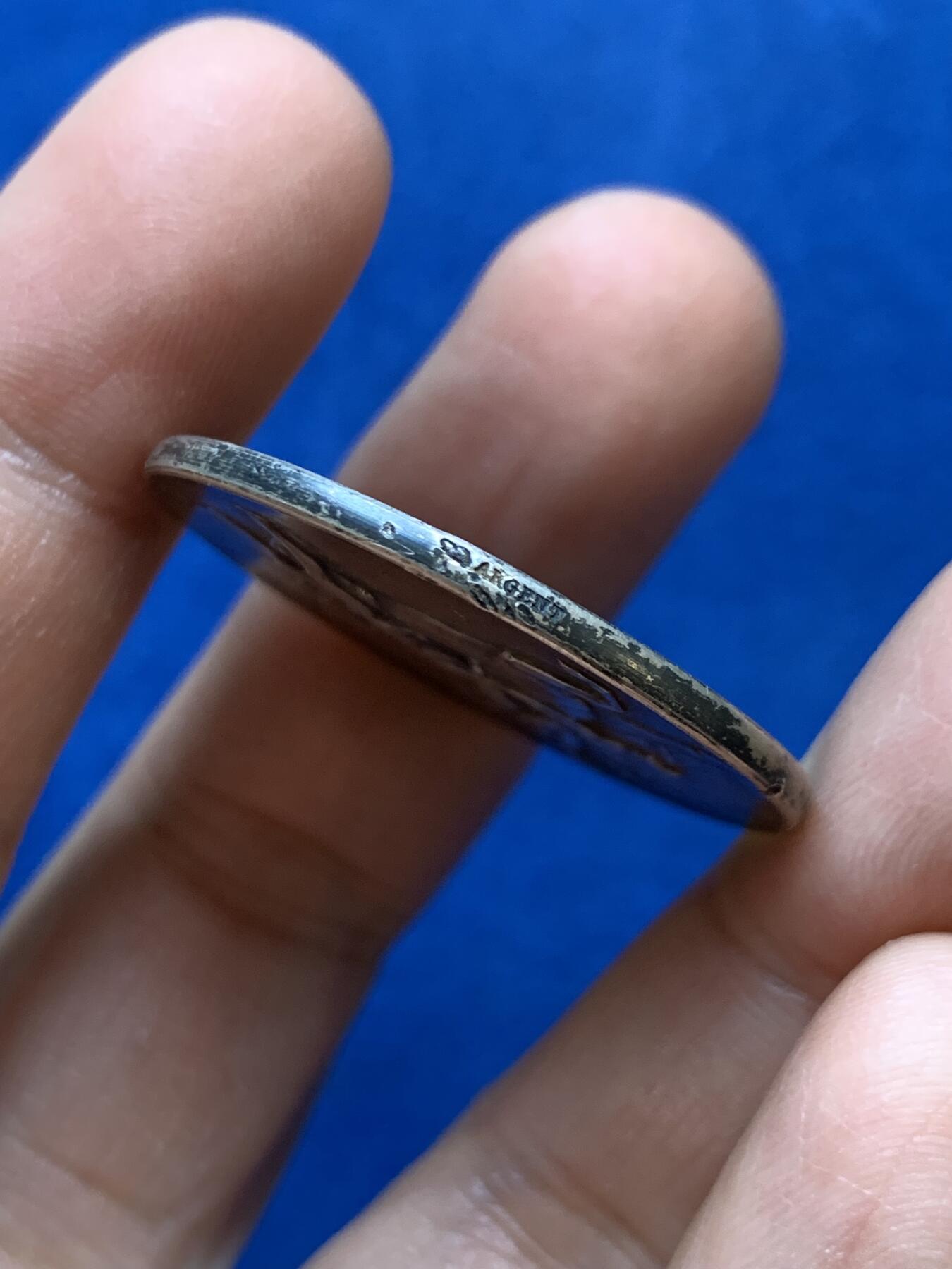 《竞宝斋》第445场 周日，周一，2场连拍 （全场包邮） 法国马术协会银章，正面驯马图案张力很强，很具动感，极美收藏。17.85克，35mm，丰饶角银标。