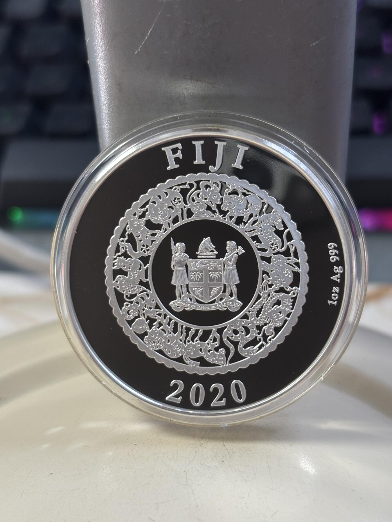 第185期拍卖 斐济2020中国生肖系列鼠年镶嵌天然珍珠镀金1盎司银币，999银，发行8888枚