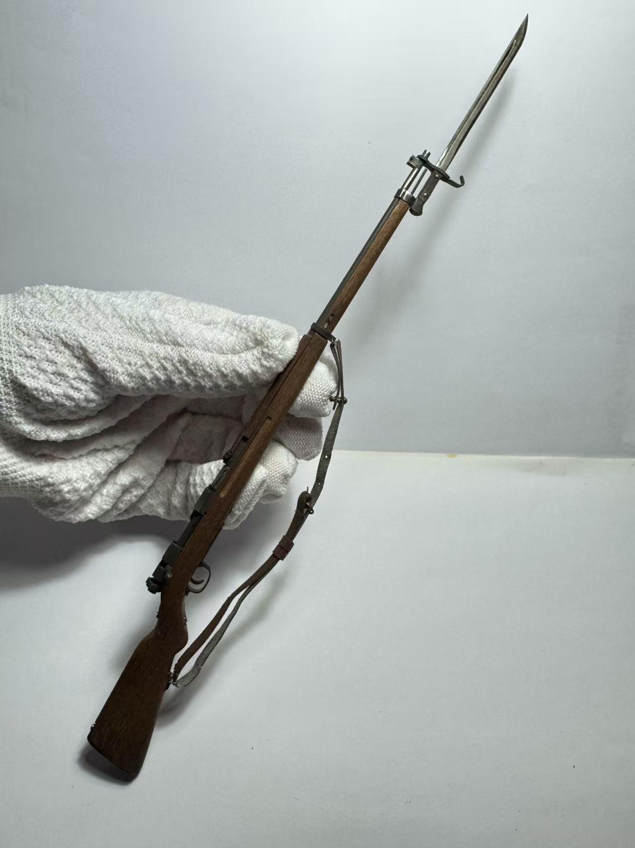 零元拍：钛金 1/6 金属与木制 WWII 三八大盖步枪 （早期版，无刻字无菊花底）模型。品相很好，有轻度抛光