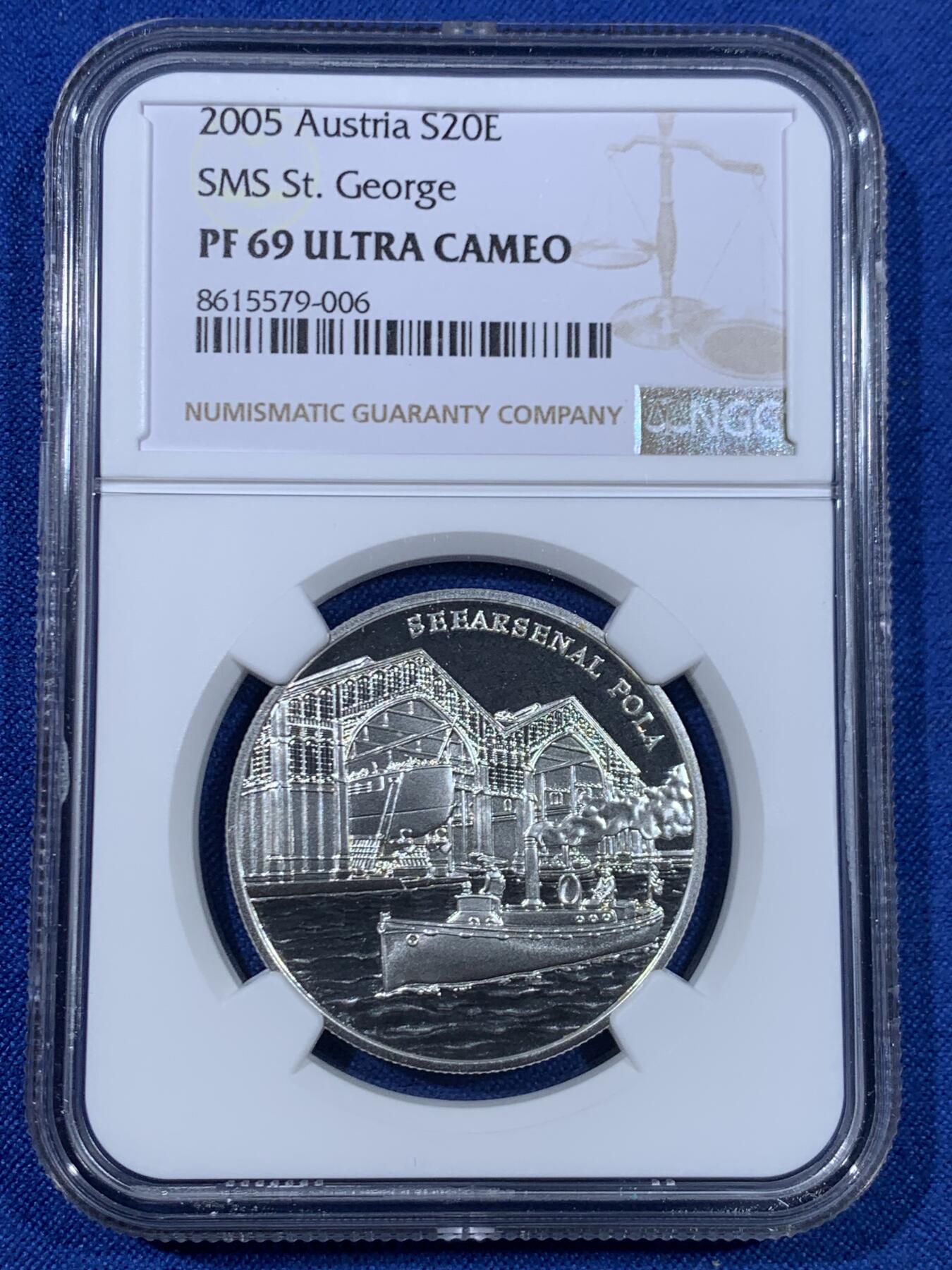 《竞宝斋》第445场 周日，周一，2场连拍 （全场包邮） 获奖币 NGC PF69UC 2005年奥地利圣乔治战舰20欧精制纪念银币（18克重，900银，盒证齐全，发行量5万枚）荣膺克劳斯世界硬币大赛2007年最佳银币，币面浮雕栩栩如生，波涛滚滚的海浪和远处若影若线的自由女神雕像见证了百年哈布斯堡王朝海军的昔日辉煌！（个人认为奥地利获奖币中美不胜收的一枚）
