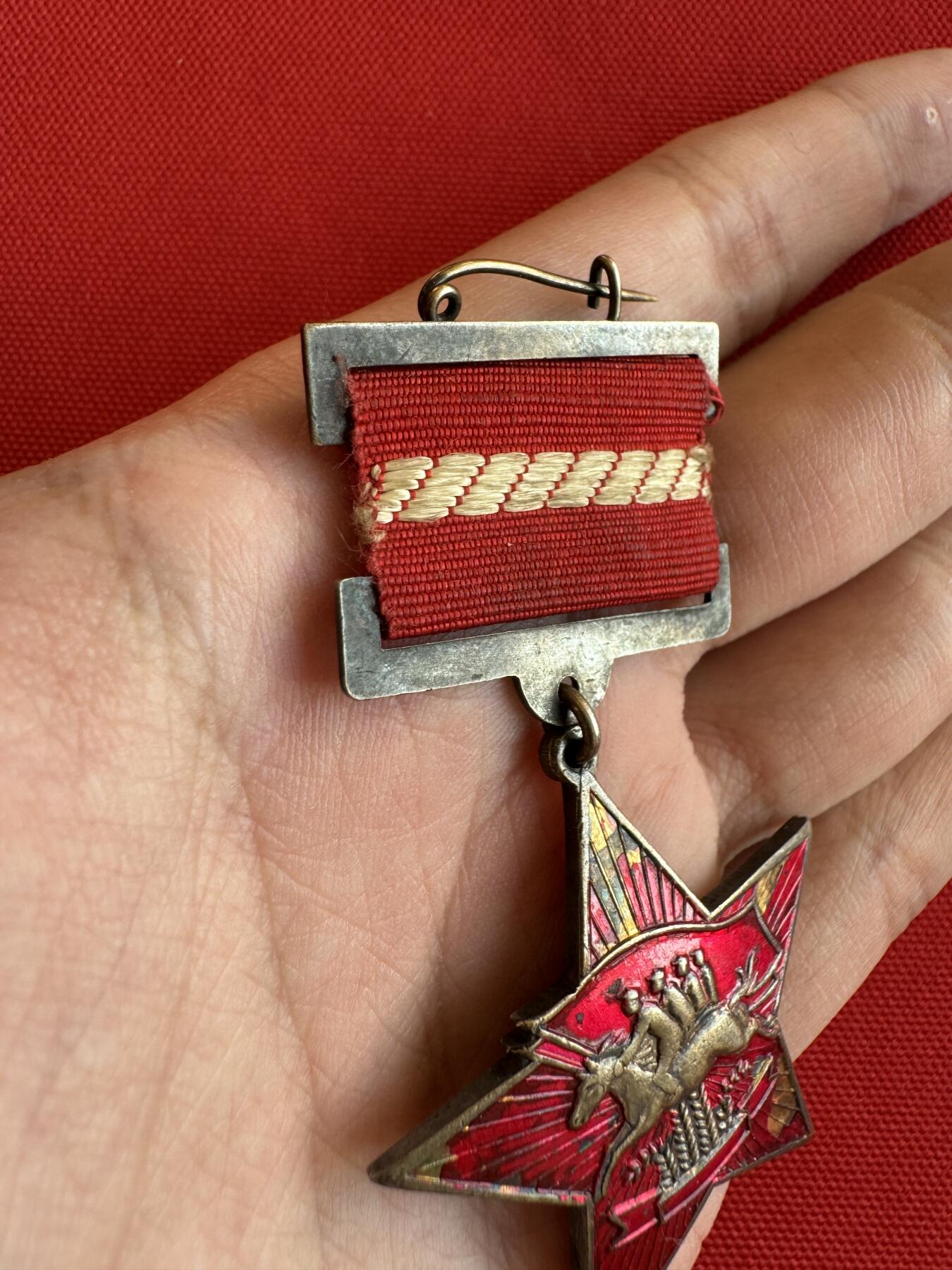 五哥徽章群   9号周二晚上八点4群联拍 银章