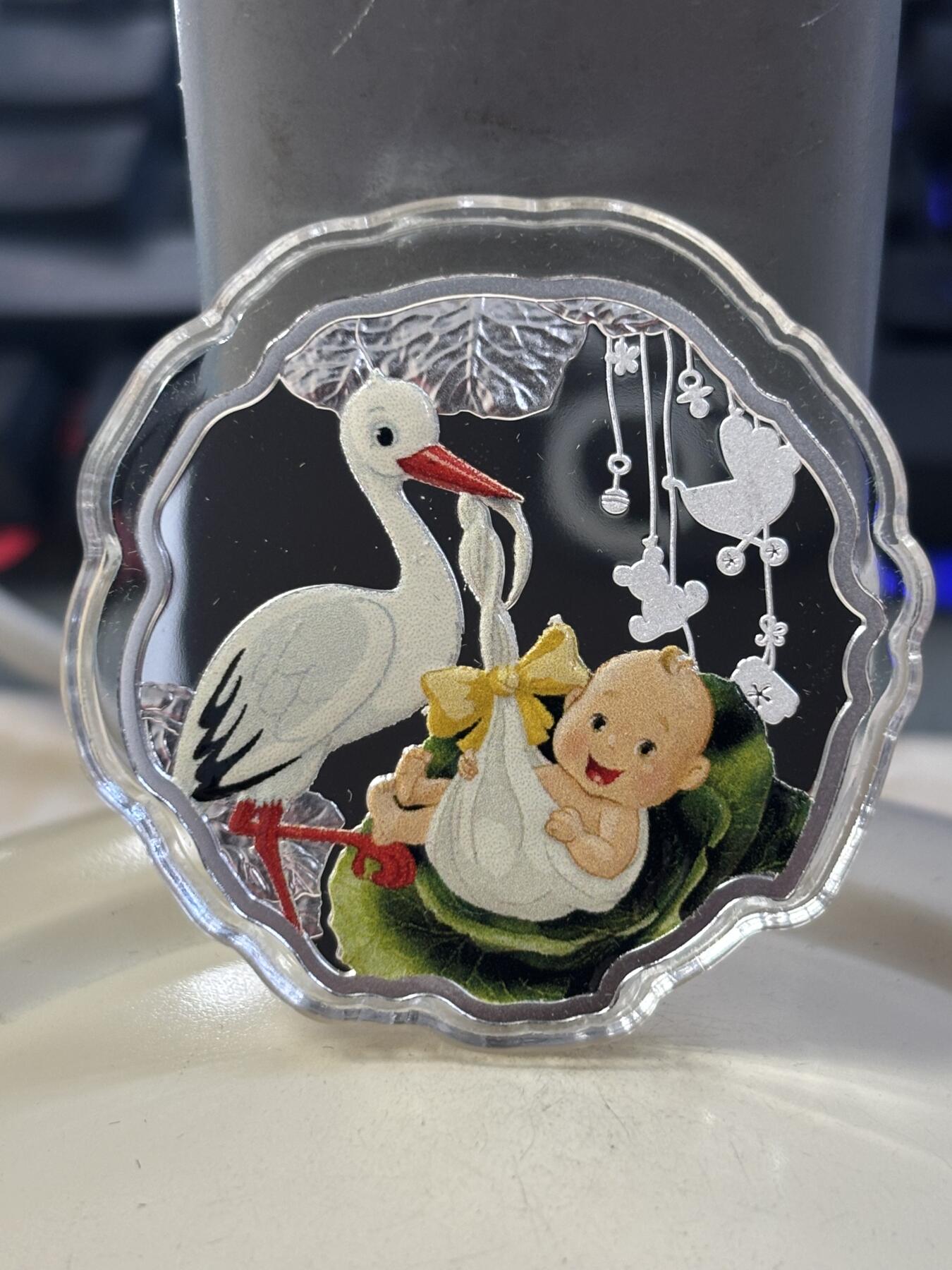 第185期拍卖 纽埃2017年婴儿宝宝降临人间幸福快乐彩色异形银币，999银，发行1500枚