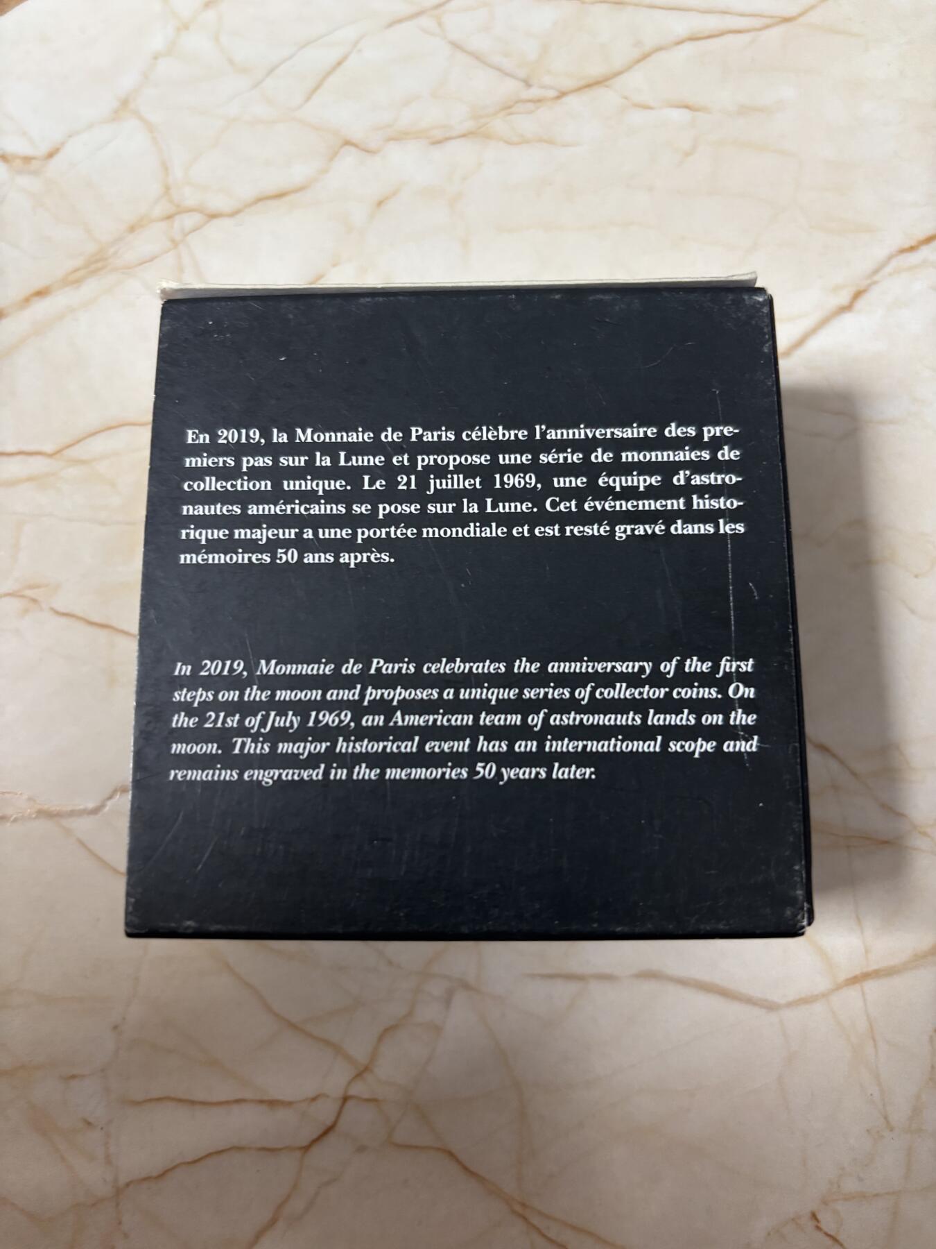 第185期拍卖 法国2019年人类登月50周年镶嵌特殊物质银币，金属:900银+特殊彩色物质，重量:17.3克+17.9克，直径:38毫米，发行：5000枚