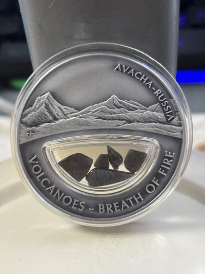 第185期拍卖 - 斐济2013年火山系列镶俄罗斯阿瓦恰火山岩仿古银币，999银，20克，发行999枚