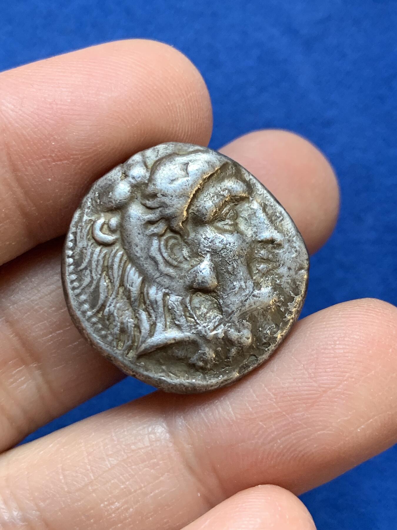 《竞宝斋》第445场 周日，周一，2场连拍 （全场包邮） 马其顿王国亚历山大4德拉克马银币，公元前336-前323年，亚历山大打败波斯帝国后，在米里安德罗斯或者伊索斯城打制的4德拉克马银币，俗称“在世版”。正面：大力神赫拉克勒斯，背面：主神宙斯左手持权杖，右手托托鹰座像。面值：4德拉克马。币坯接近正圆，图案打制居中，艺术性较强。