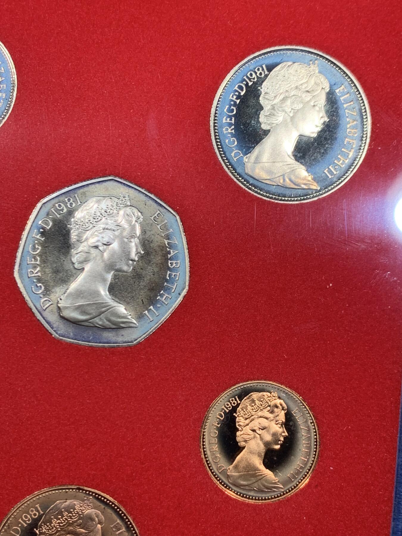 《竞宝斋》第445场 周日，周一，2场连拍 （全场包邮） 英国1981年精制套币 6枚币和1枚章 少见 状态很美