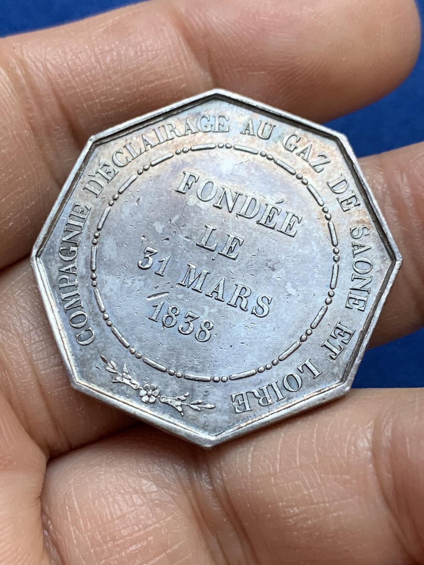 《竞宝斋》第445场 周日，周一，2场连拍 （全场包邮） 法国1838年沙隆市照明公司八角银质代币，蜜蜂AR边铭，32.2mm，15.9克，光度不错，细节见图。