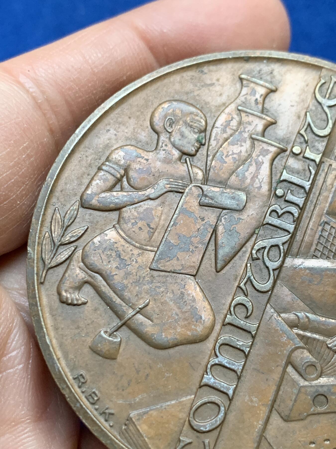 《竞宝斋》第445场 周日，周一，2场连拍 （全场包邮） 法国电子制造业大铜章 1979 丰饶角铜标 直径58.7mm 重量93.2g