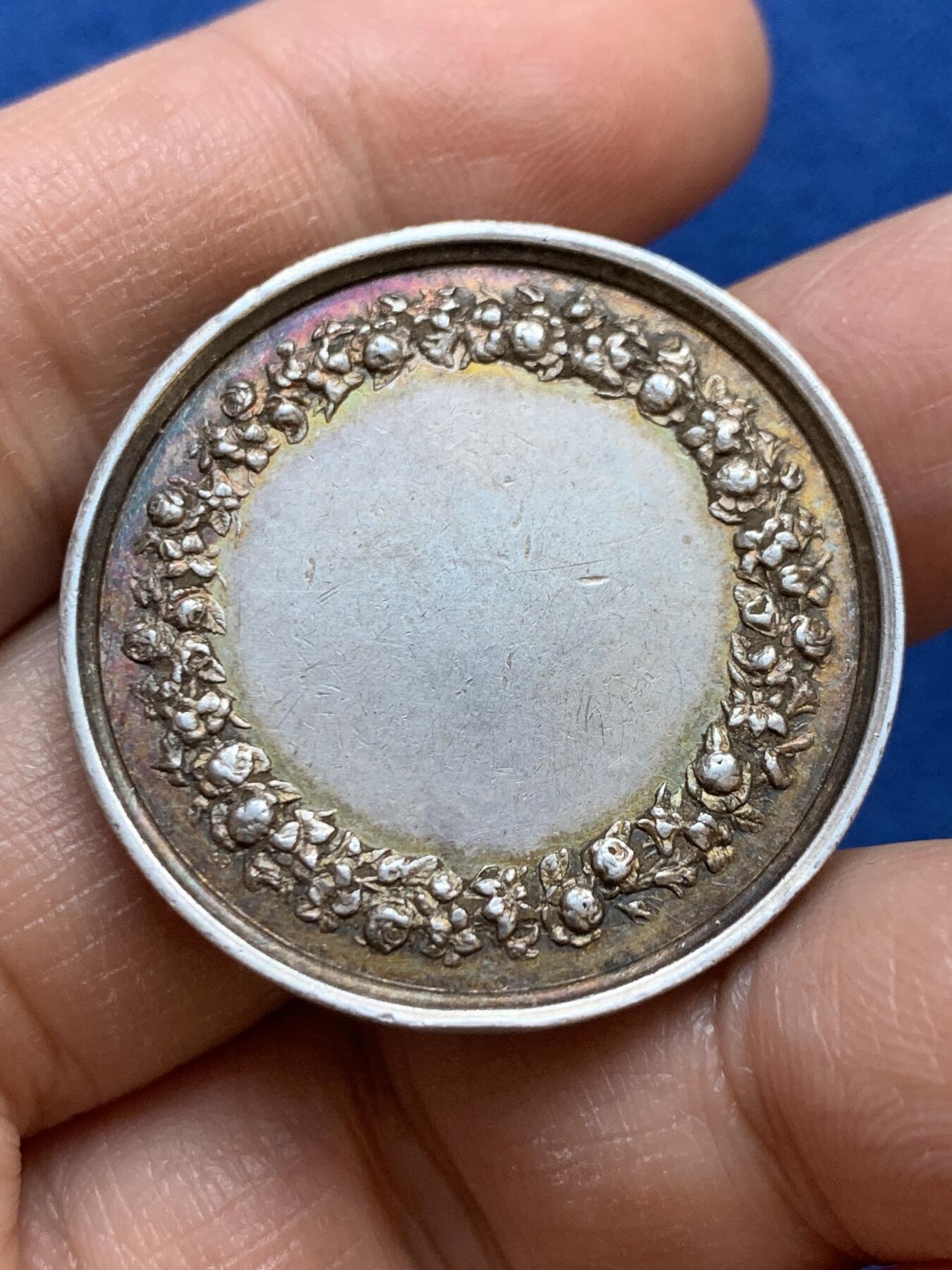 《竞宝斋》第445场 周日，周一，2场连拍 （全场包邮） 法国婚姻纪念银章 背面无刻字 手指银标边铭 33.2mm 16.35克