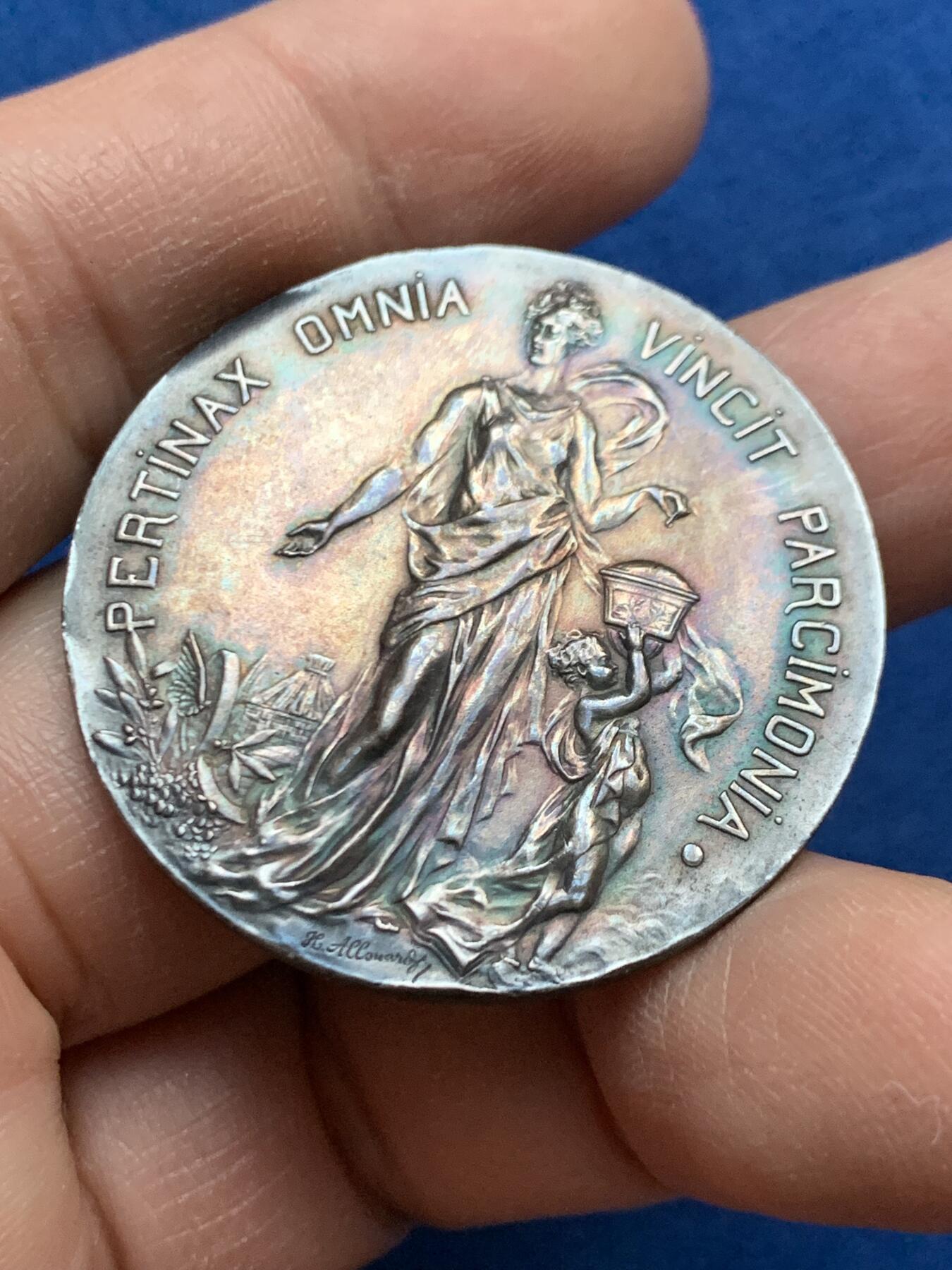 《竞宝斋》第445场 周日，周一，2场连拍 （全场包邮） 法国鲁昂储蓄银行银质奖章 37.5mm 22.8克 丰饶角银标 带盒  正面：女神与天使；背面：鲁昂城市景观。