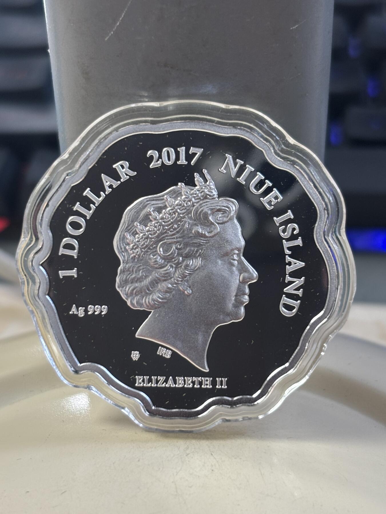 第185期拍卖 纽埃2017年婴儿宝宝降临人间幸福快乐彩色异形银币，999银，发行1500枚