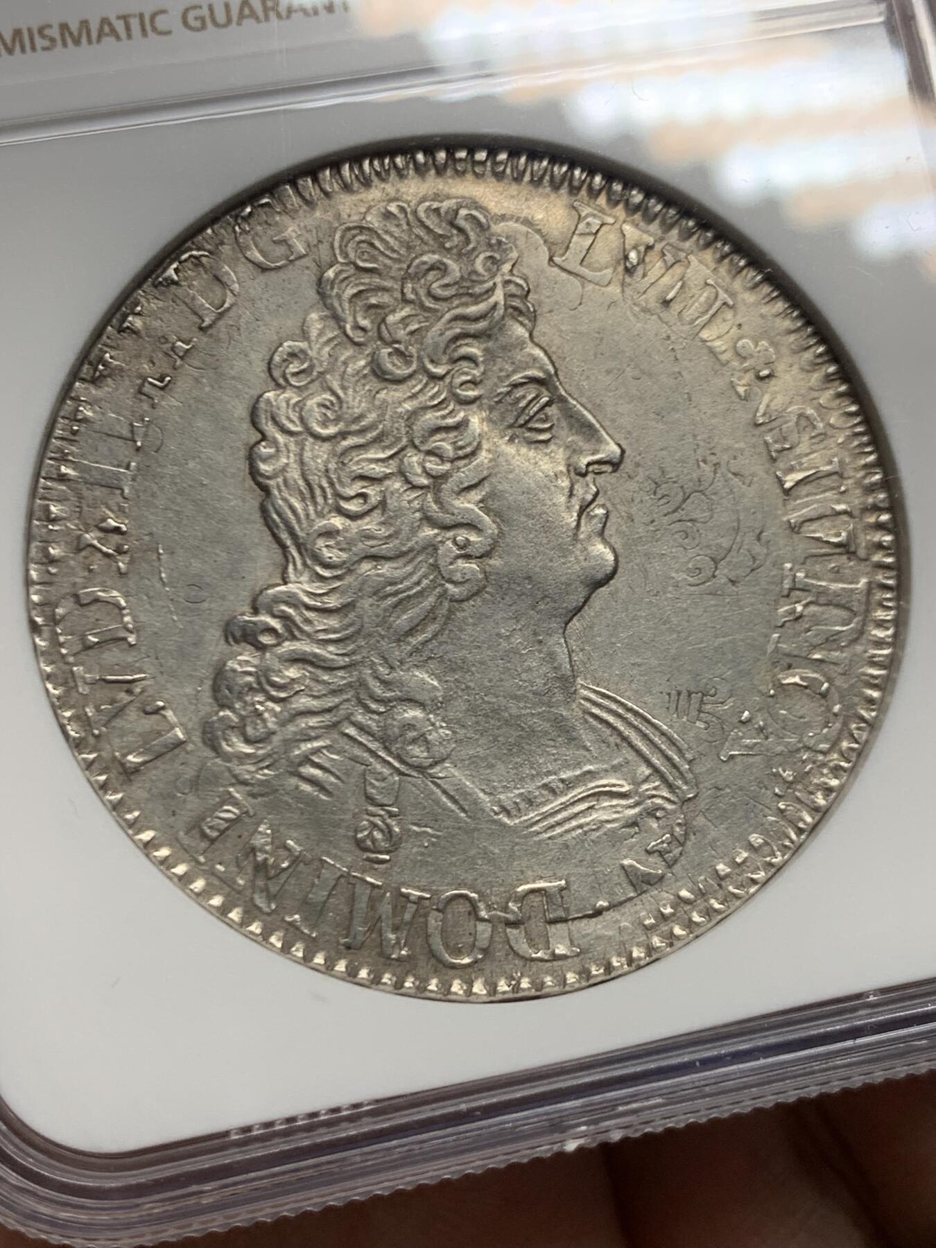 《竞宝斋》第445场 周日，周一，2场连拍 （全场包邮） NGC AUD 1693年法国路易十四1埃居大银币  正面肖像打制的极美，头发丝都能数得清，在这个基本都是复打烂品相的品种里绝对属于顶级的，光泽也很好。