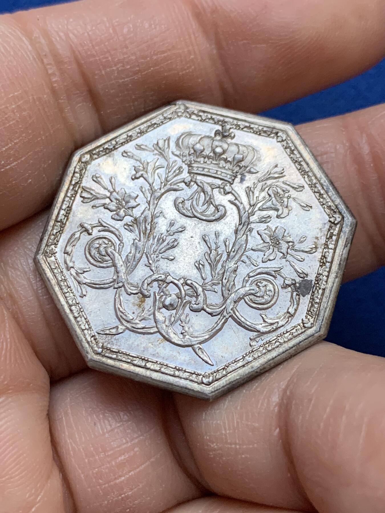 《竞宝斋》第445场 周日，周一，2场连拍 （全场包邮） 法国17XX年路易十六皇家宝藏八角银质代币，背面花纹组成皇家纹章，原铸无边铭，31.5mm，12.15克