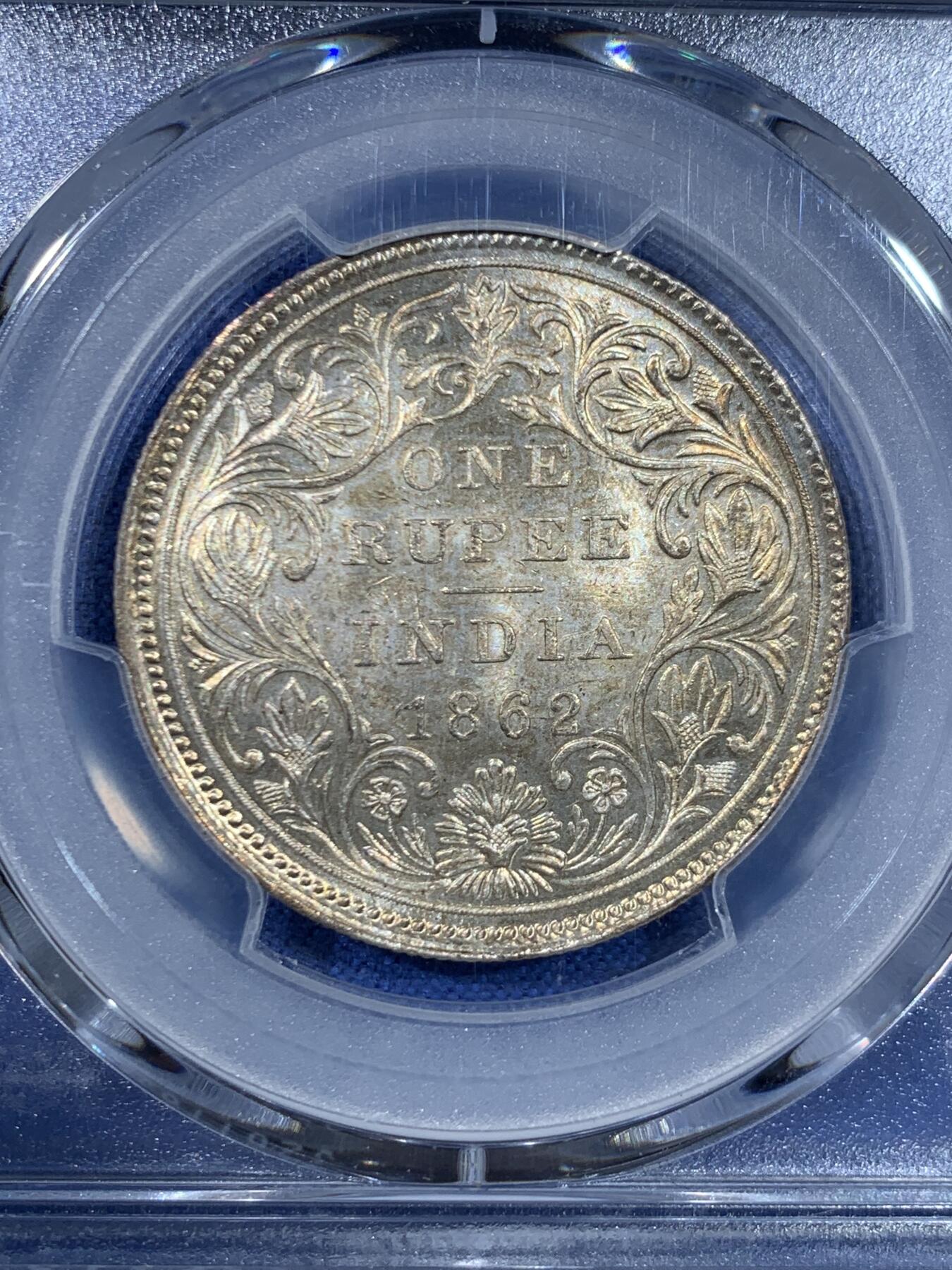 《竞宝斋》第445场 周日，周一，2场连拍 （全场包邮） PCGS MS62 英属印度1862年维多利亚女王1卢比银币，原光好状态。背面支撑有磕，细节见图。