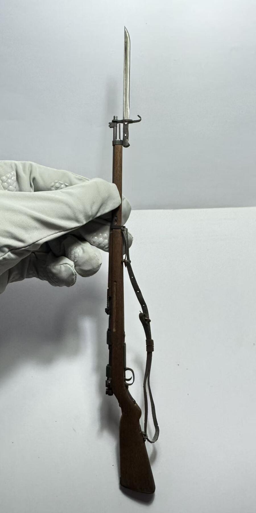 零元拍：钛金 1/6 金属与木制 WWII 三八大盖步枪 （早期版，无刻字无菊花底）模型。品相很好，有轻度抛光