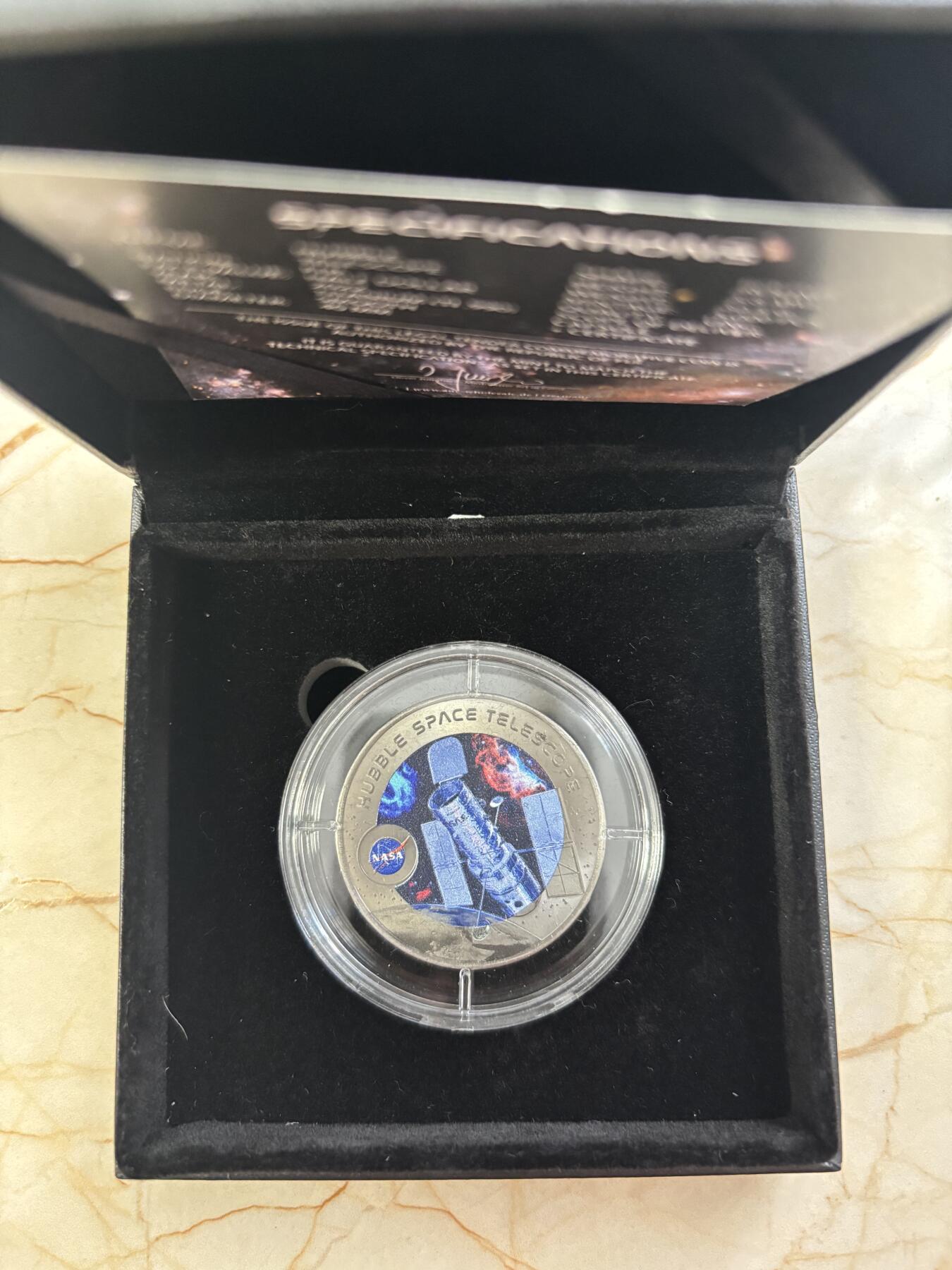 第185期拍卖 斐济2022年哈勃望远镜彩色钛金属纪念币，塑料盒有破